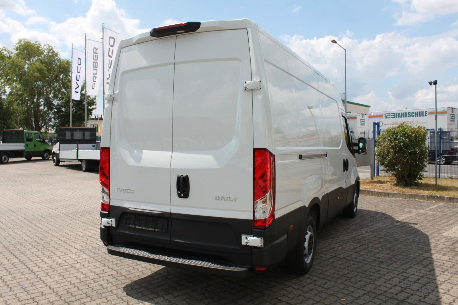 Fahrzeugabbildung Iveco Daily KaWa Aut. 3.0 D Holzb./Verkleidung/Airline
