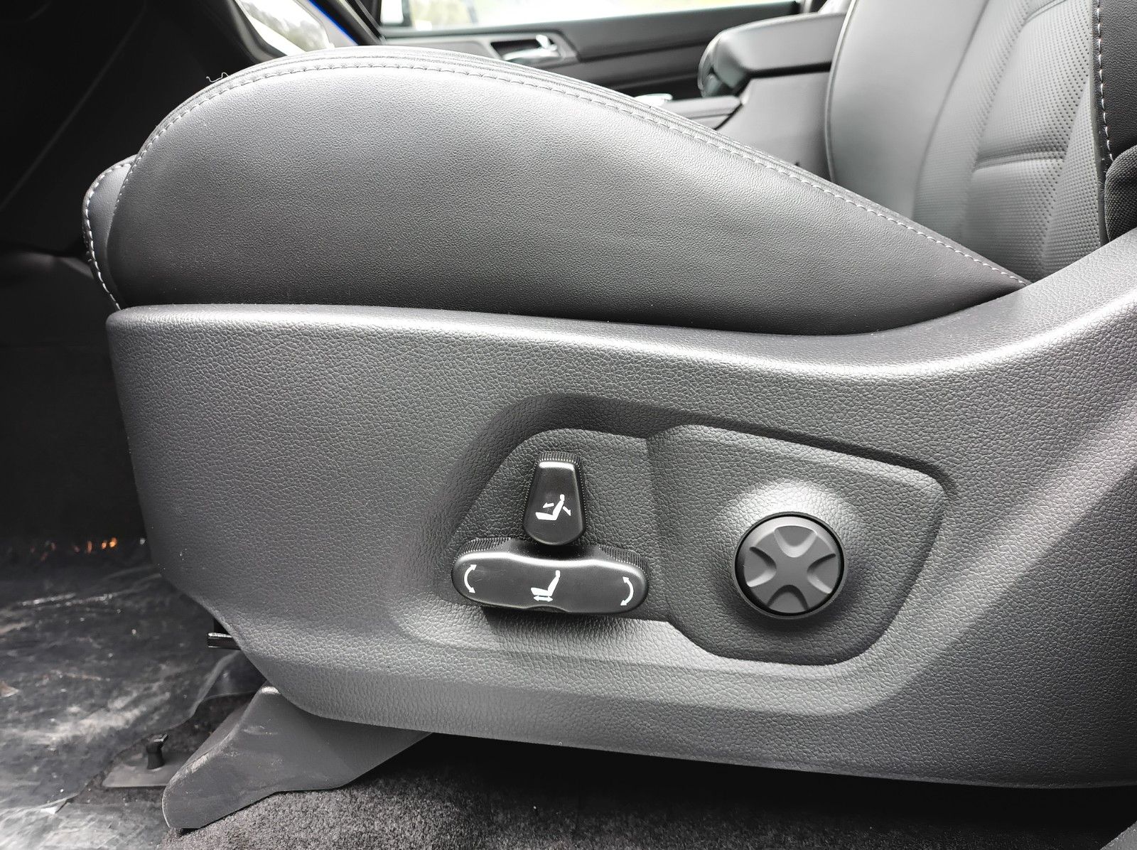 Fahrzeugabbildung KGM REXTON+BLACKLINE+20ZOLL+PANO+360°+KAMERA+LEDER+