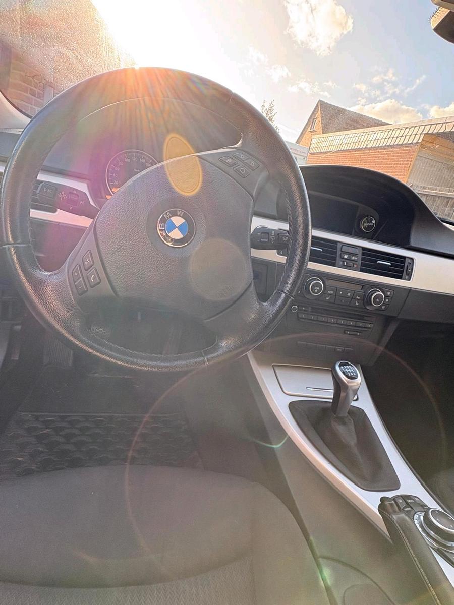 BMW 318 2011 — photo 7