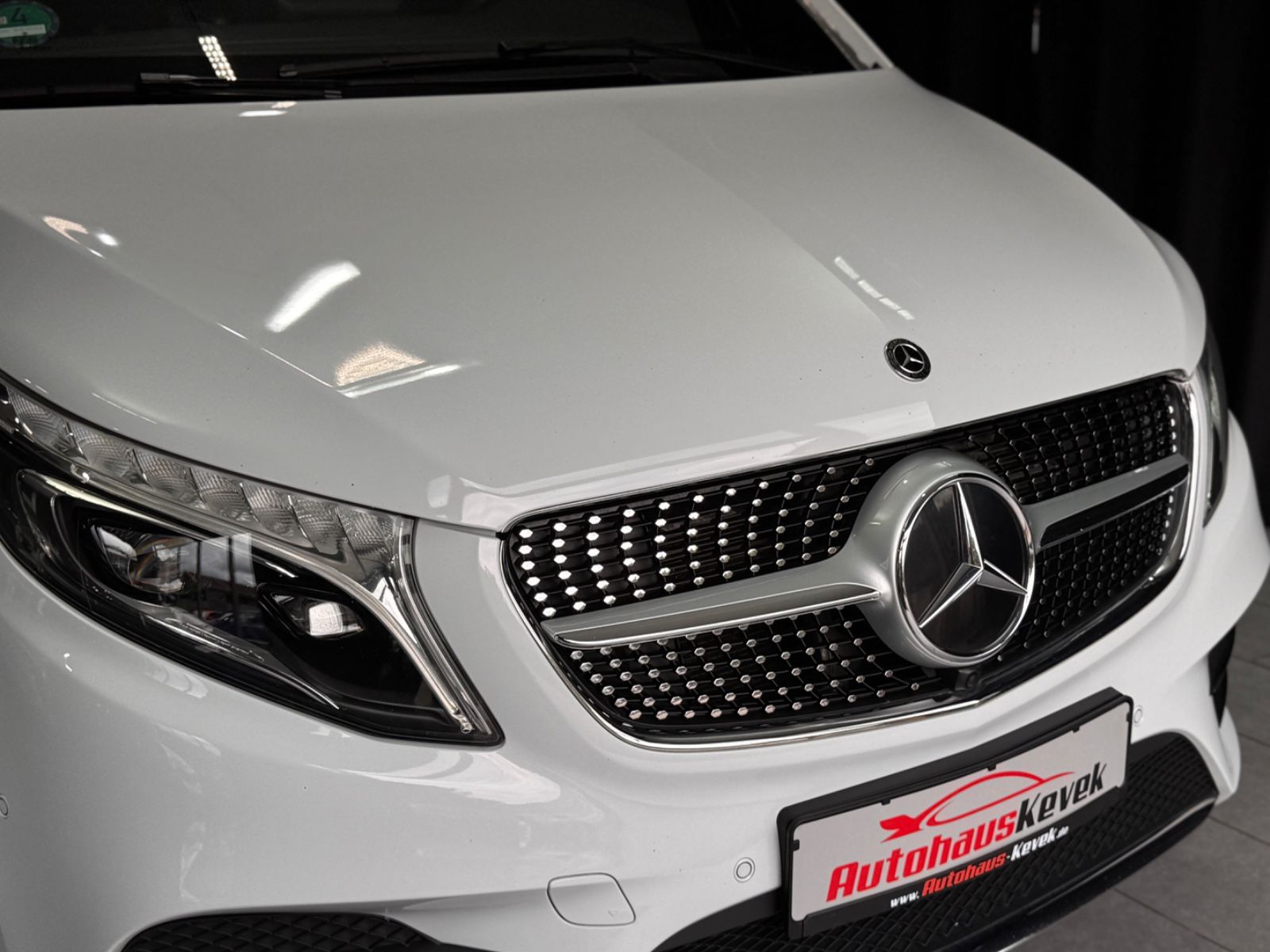 Fahrzeugabbildung Mercedes-Benz V 300d EDITION lang|AMG-LINE|7-SITZER|AHK|NAVI|