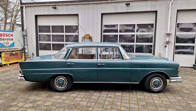 Mercedes-Benz 230S W111 Heckflosse Motor fest