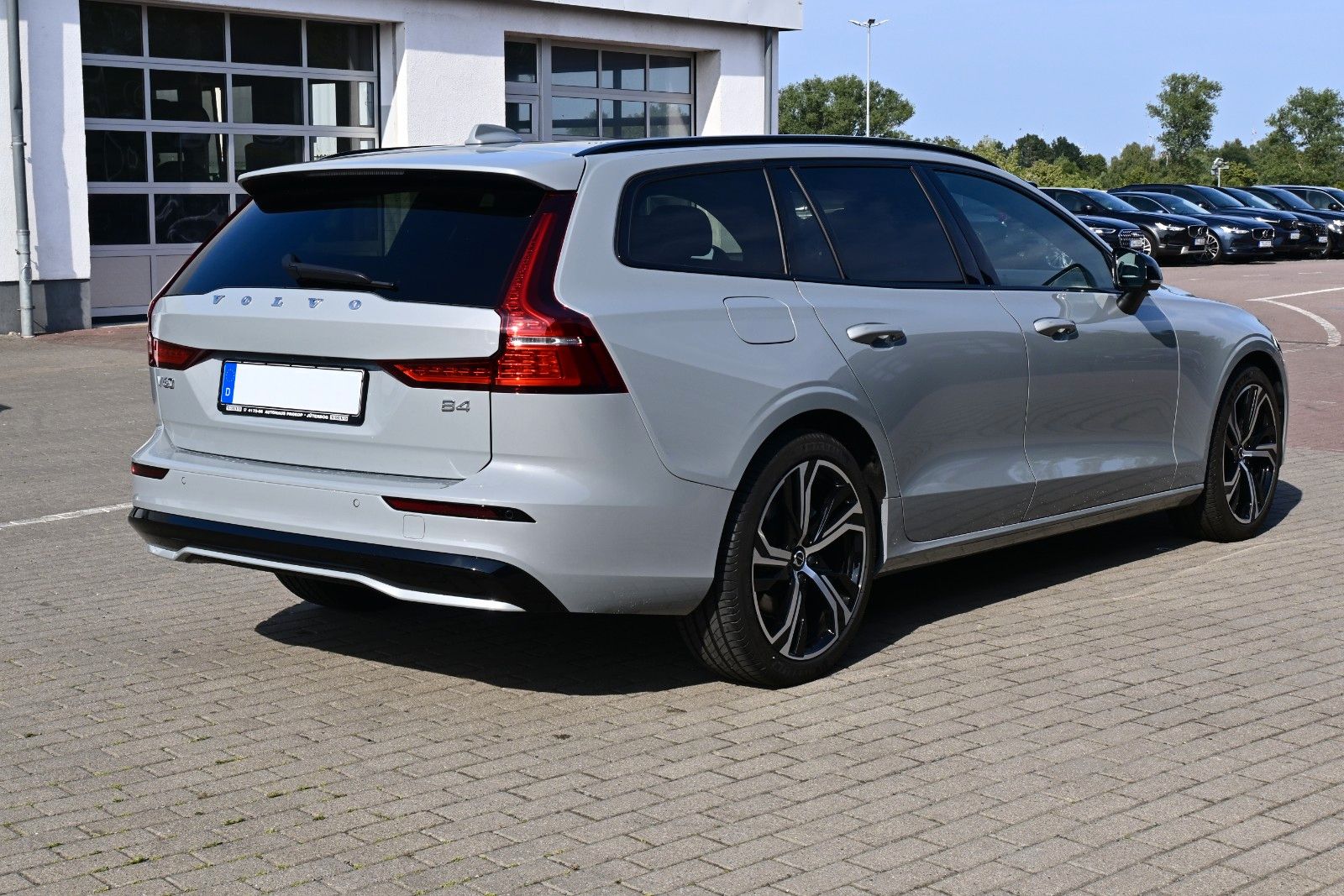 Fahrzeugabbildung Volvo V60 B4 D Auto Plus Dark*RFK*STDHZG*PANO*ACC