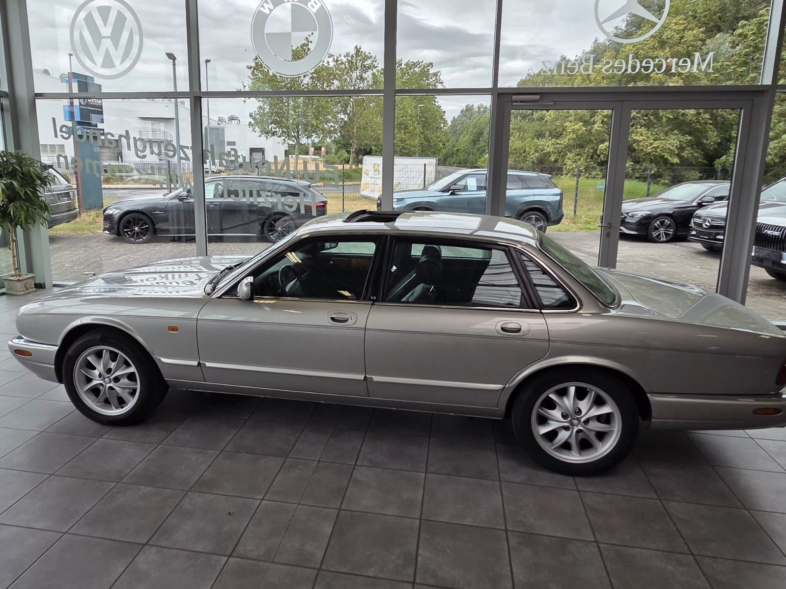 Fahrzeugabbildung Jaguar XJ8 3.2 Executive