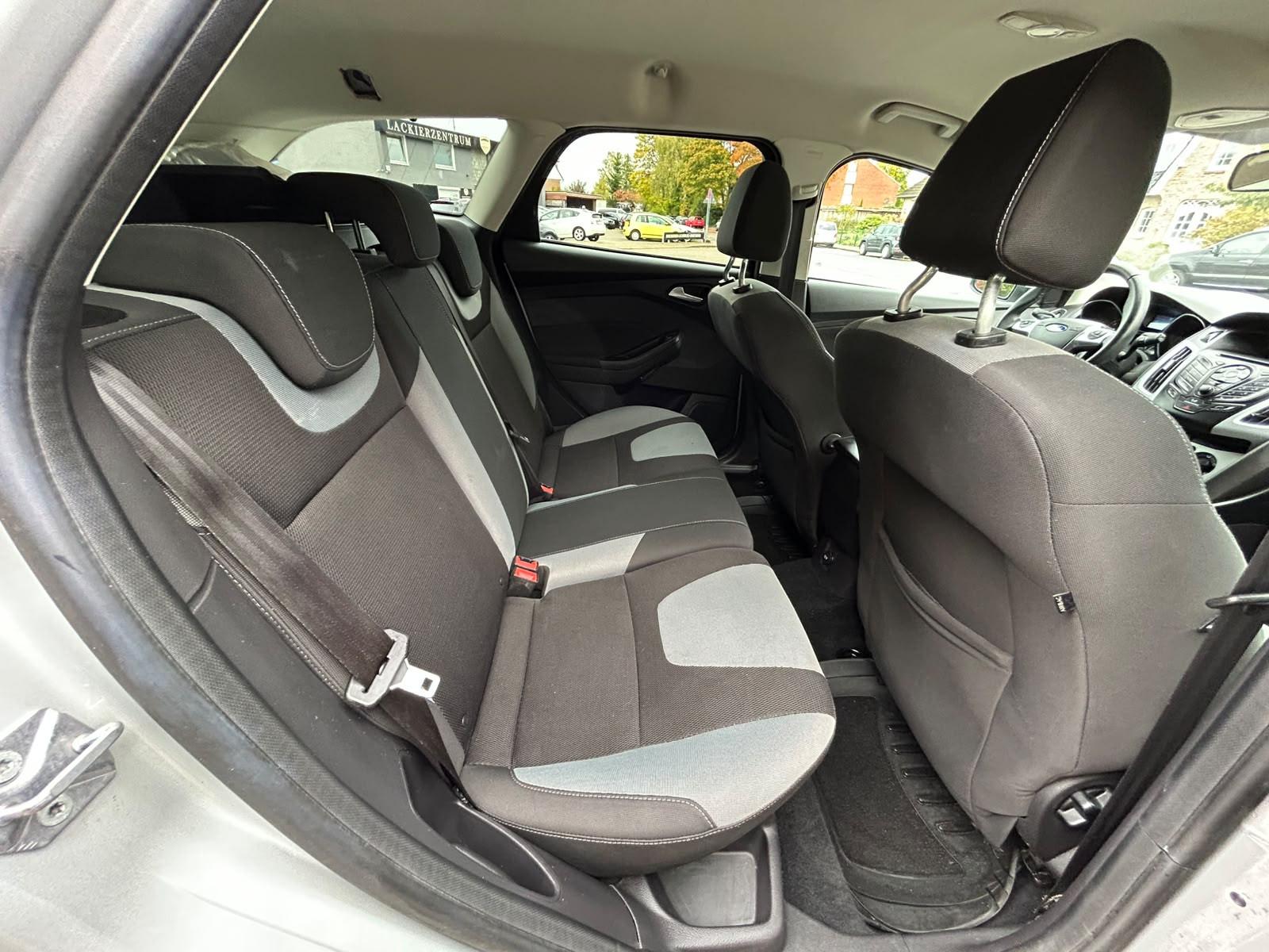 Ford Focus 2012 — photo 17