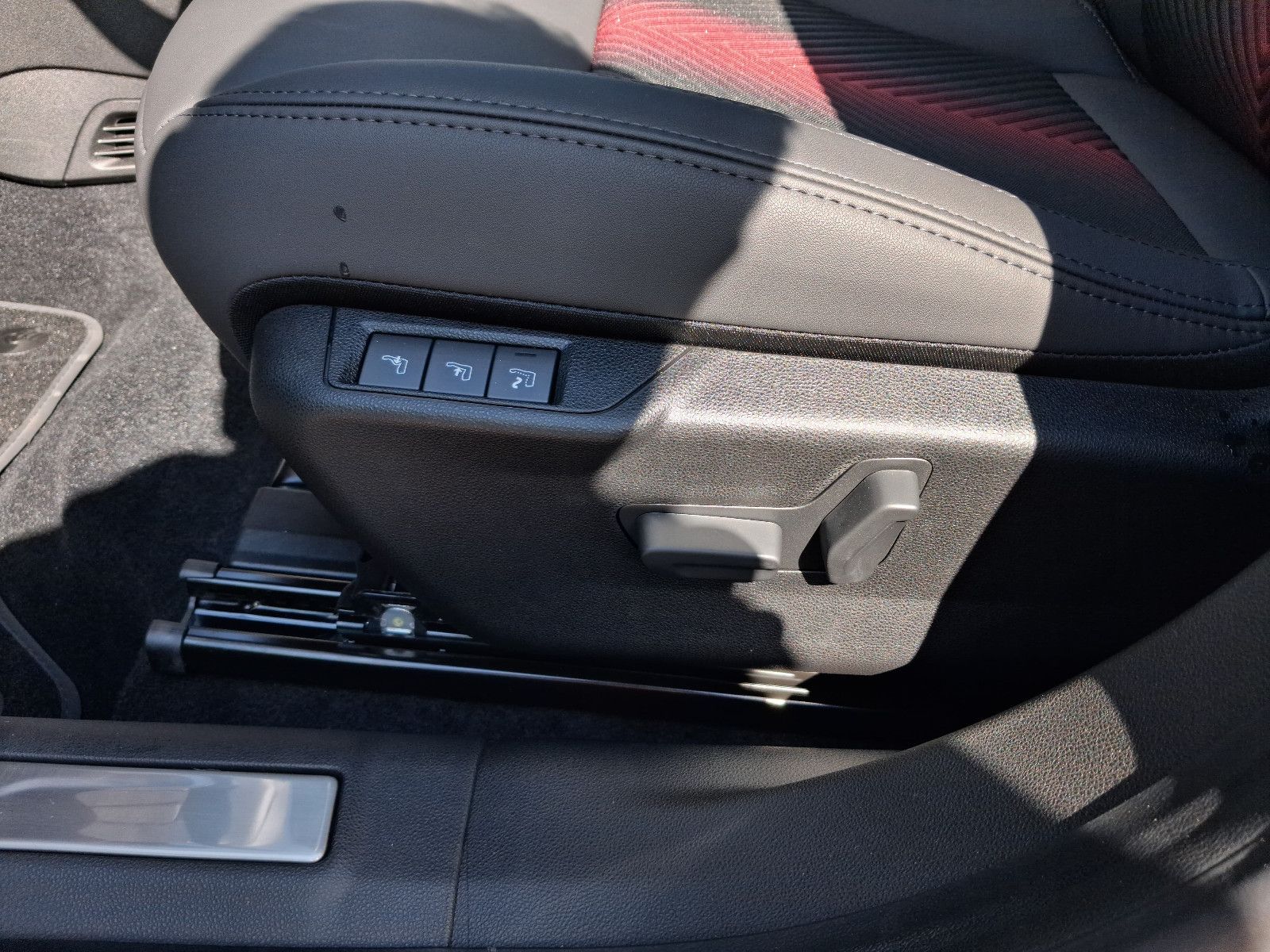 Fahrzeugabbildung Alfa Romeo Junior Ibrida 1.2 VGT 48V-Hybrid 107 kW ti