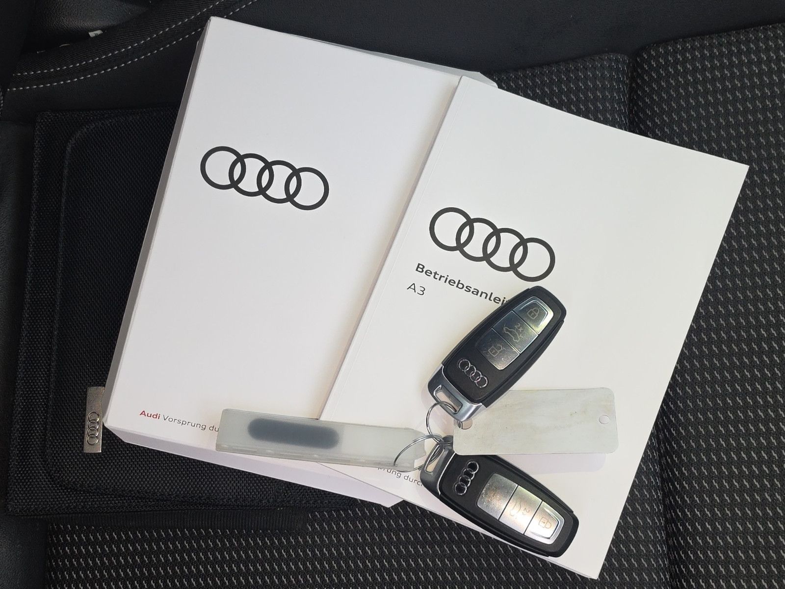 Fahrzeugabbildung Audi A3 Sportback 30 TDI S line LED AHK Kamera