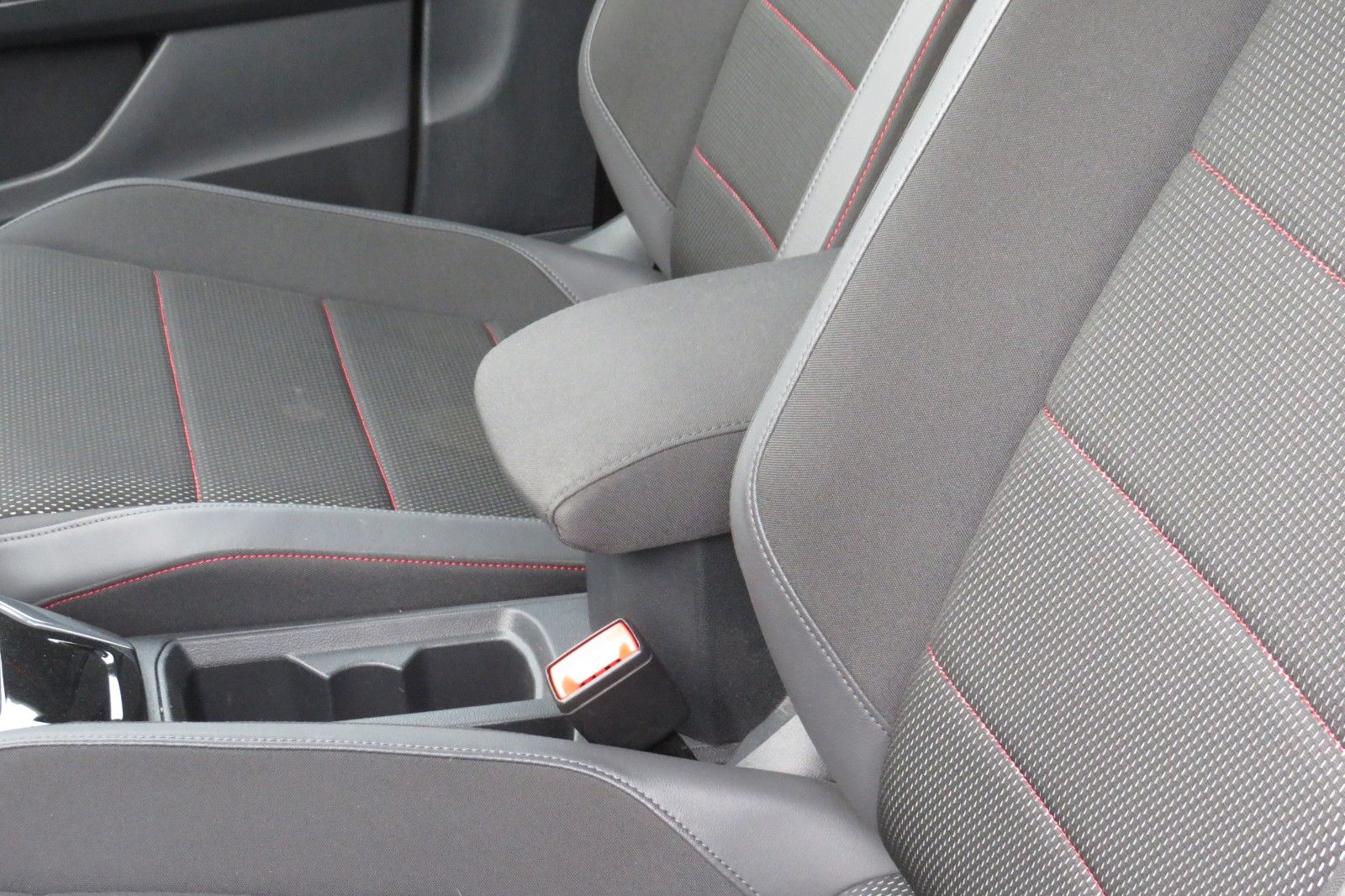 Fahrzeugabbildung Volkswagen T-Roc Sport R-LINE PANO 18`LED NAVI BEATS 1.HD