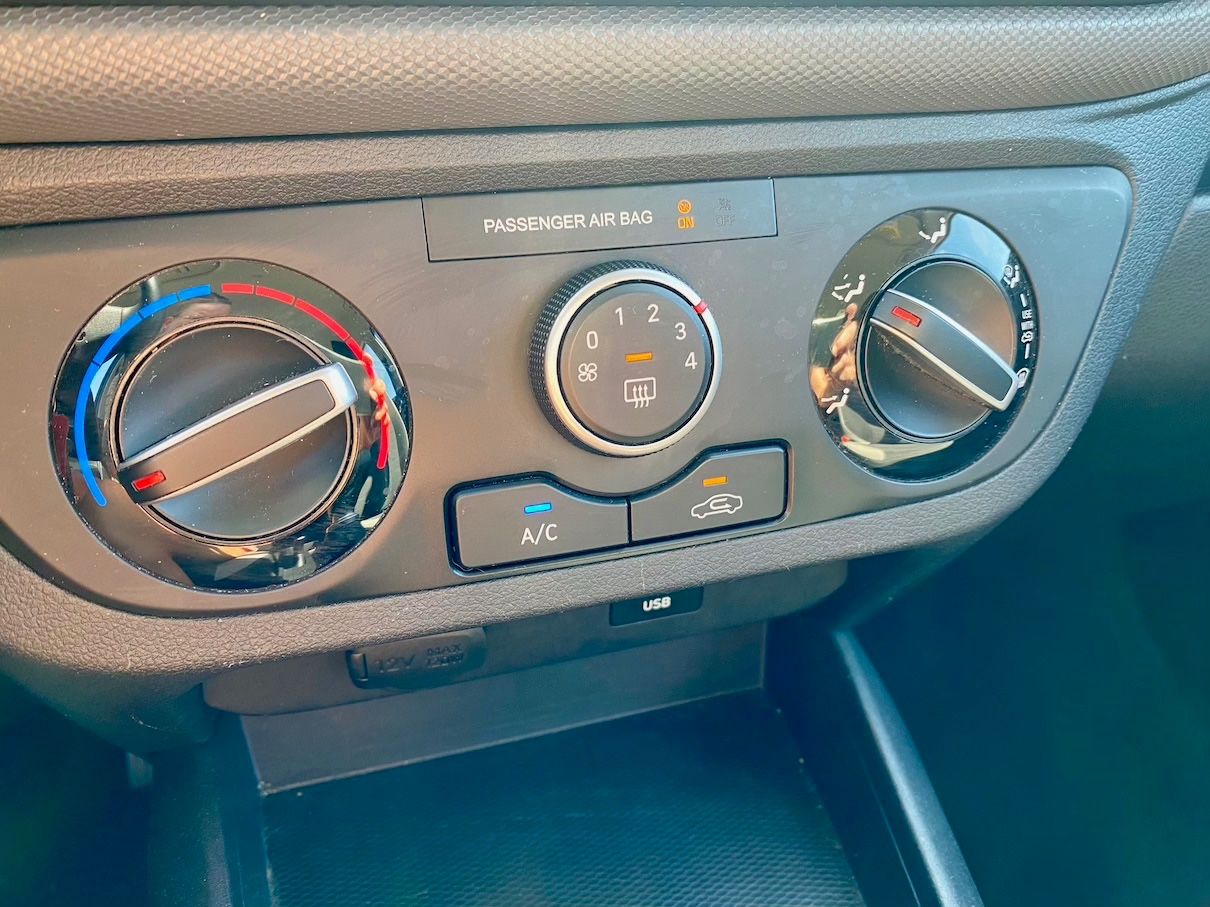 Fahrzeugabbildung Hyundai i10 1.0 KLIMA SHZ LRHZ ALLWETTER PDC BLUETOOTH