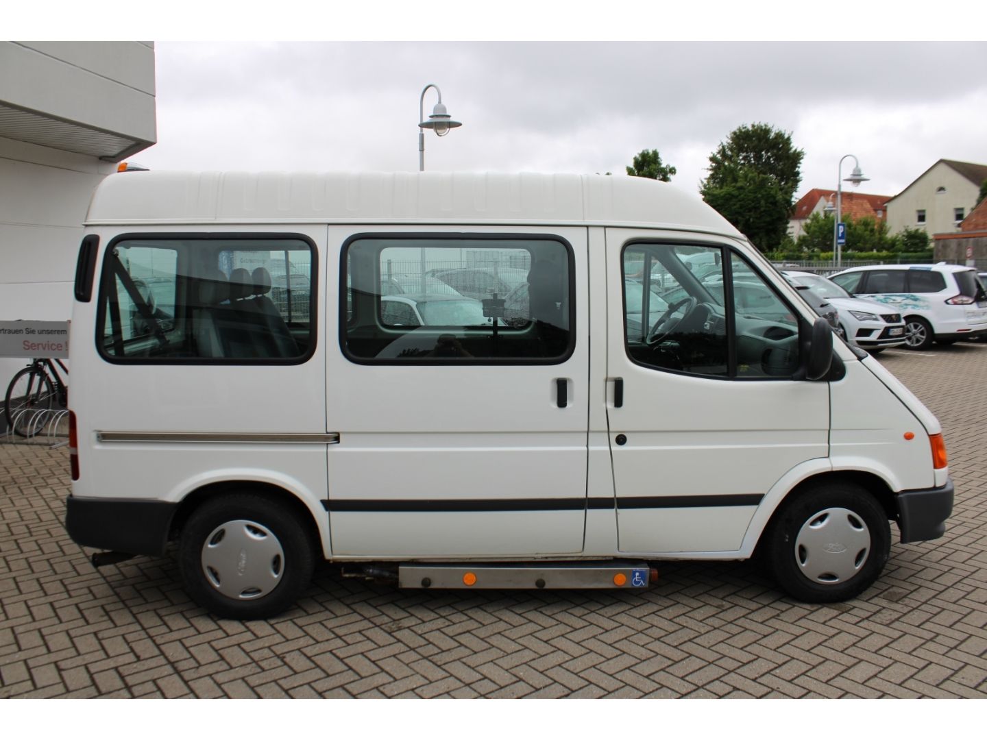 Fahrzeugabbildung Ford Transit Kombi 2.5 FT 100 Behindertengerecht Roll
