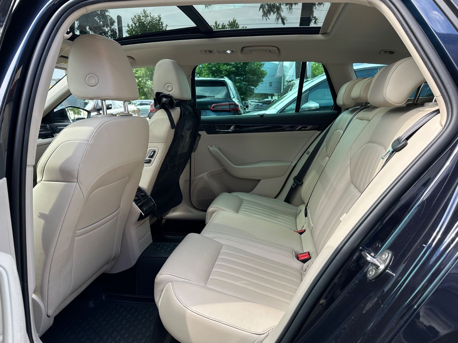 Skoda Superb Combi L&K 4x4 Leder Standhzng AHK Pano foto 9
