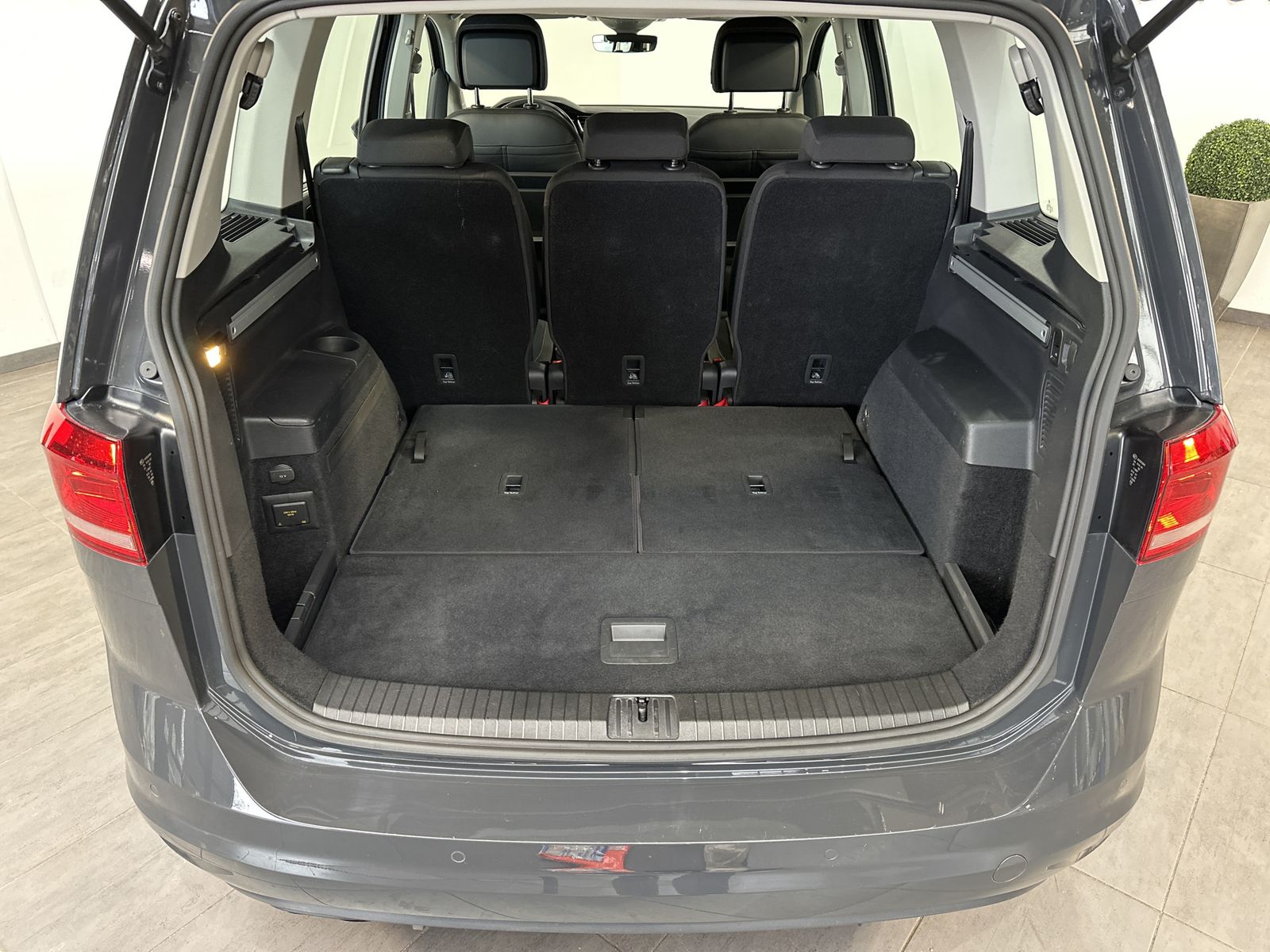 Fahrzeugabbildung Volkswagen Touran 2.0 TDI DSG 7-Sitzer Highline NAV+LED+AHK