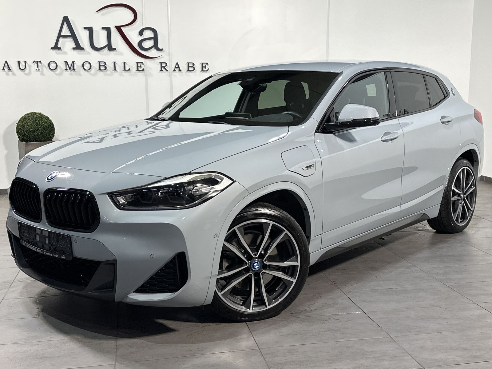 Fahrzeugabbildung BMW X2 xDrive25e M-Sport NAV+LED+HIFI+VC+HUD+CARPLAY