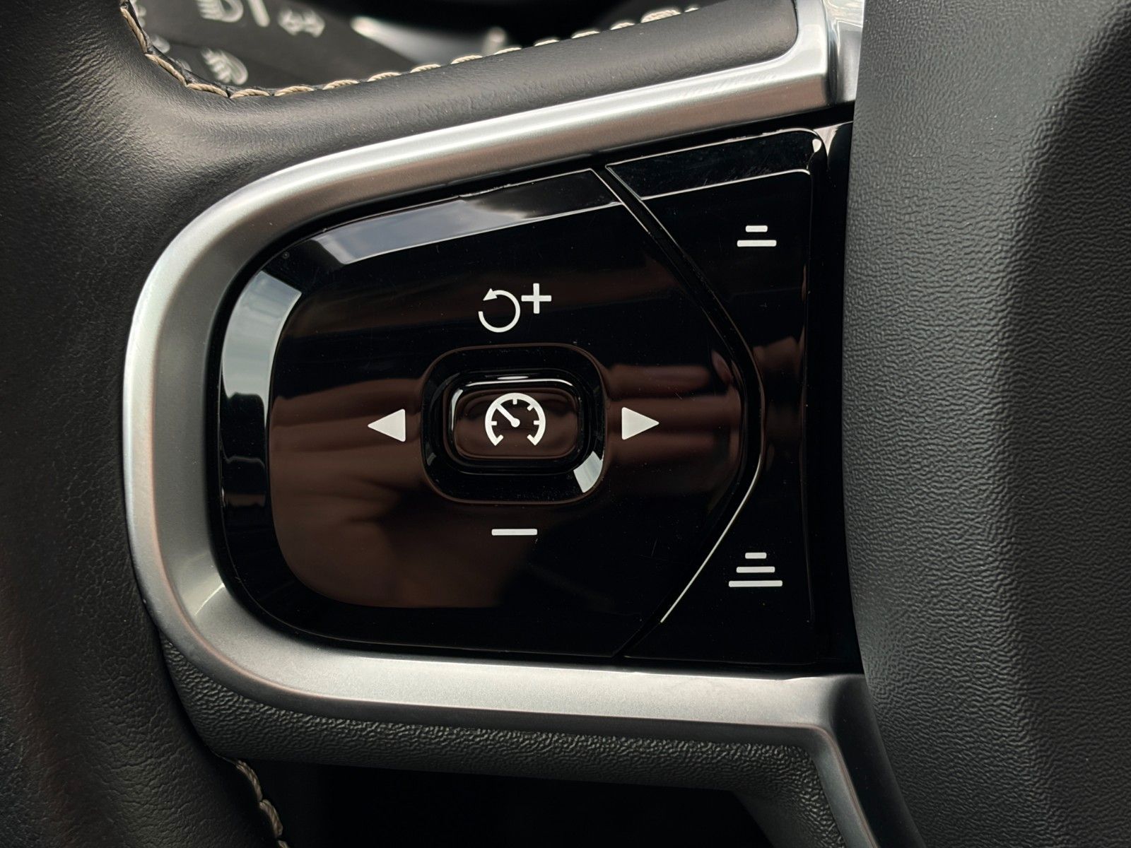 Fahrzeugabbildung Volvo V60 AWD R-Design ACC ProH&K 360° LED CarPl. Memo