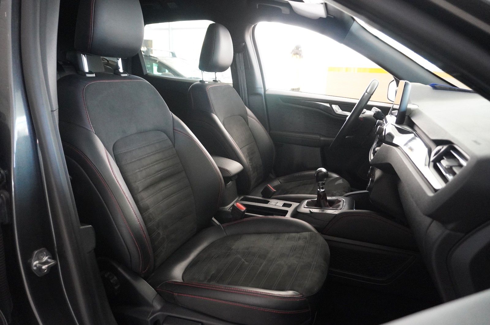 Fahrzeugabbildung Ford Kuga 1.5 ST-LINE X NAVI/LED/KAMERA/SPORT/B&O/DAB