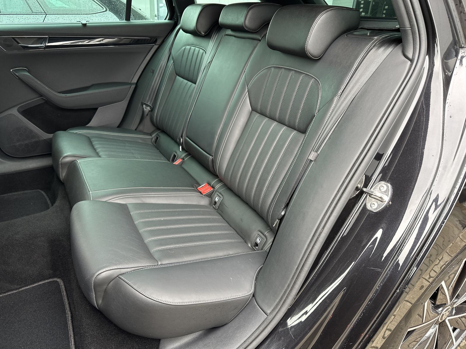 Fahrzeugabbildung SKODA Superb Combi 2.0 TDI DSG L&K NAV+LED+KAM+ACC+VC
