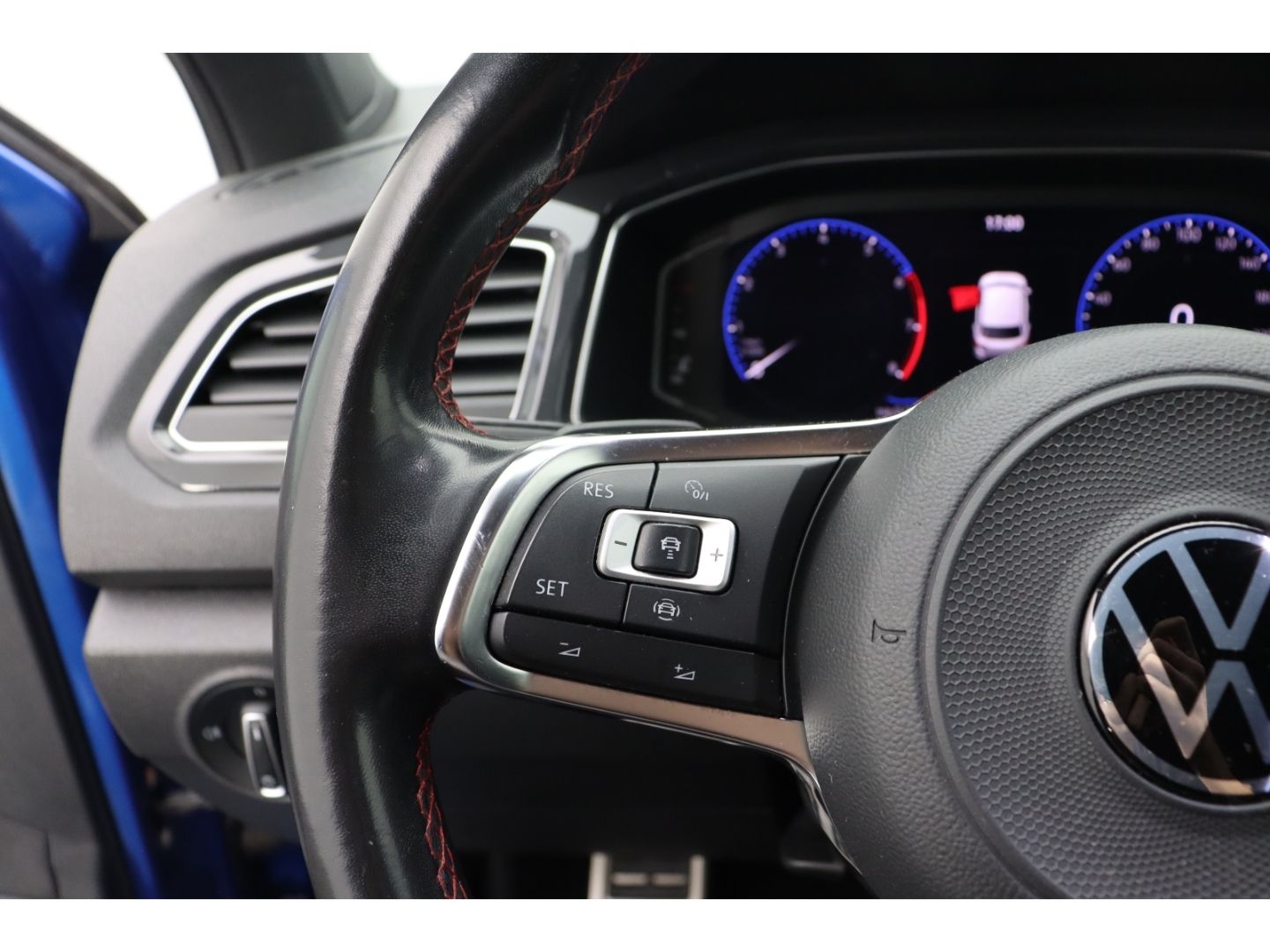 Fahrzeugabbildung Volkswagen T-Roc 1.5 Sport Pano Standheiz ACC SHZ Kamera