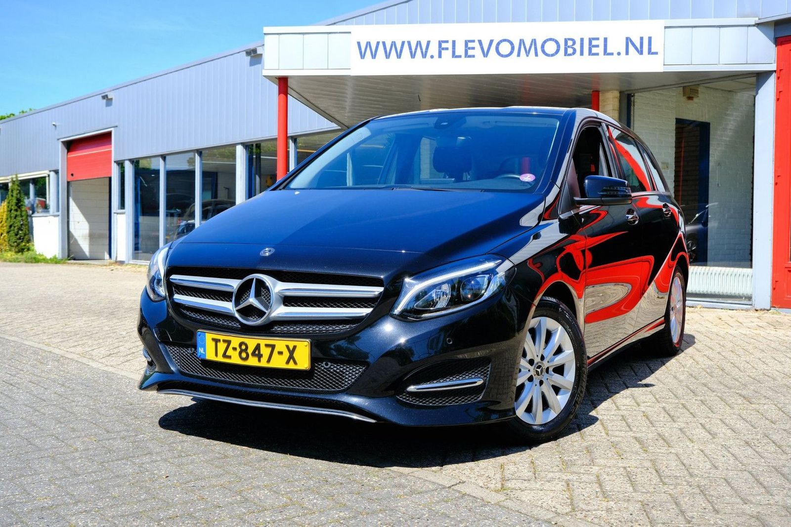 MERCEDES-BENZ B 180
