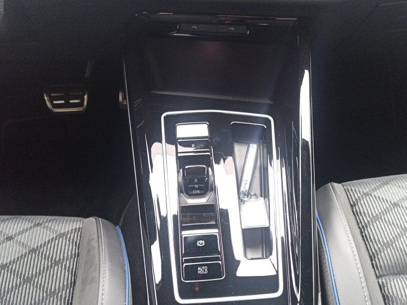 Fahrzeugabbildung Volkswagen Golf VIII 1.5 eTSI DSG R-Line