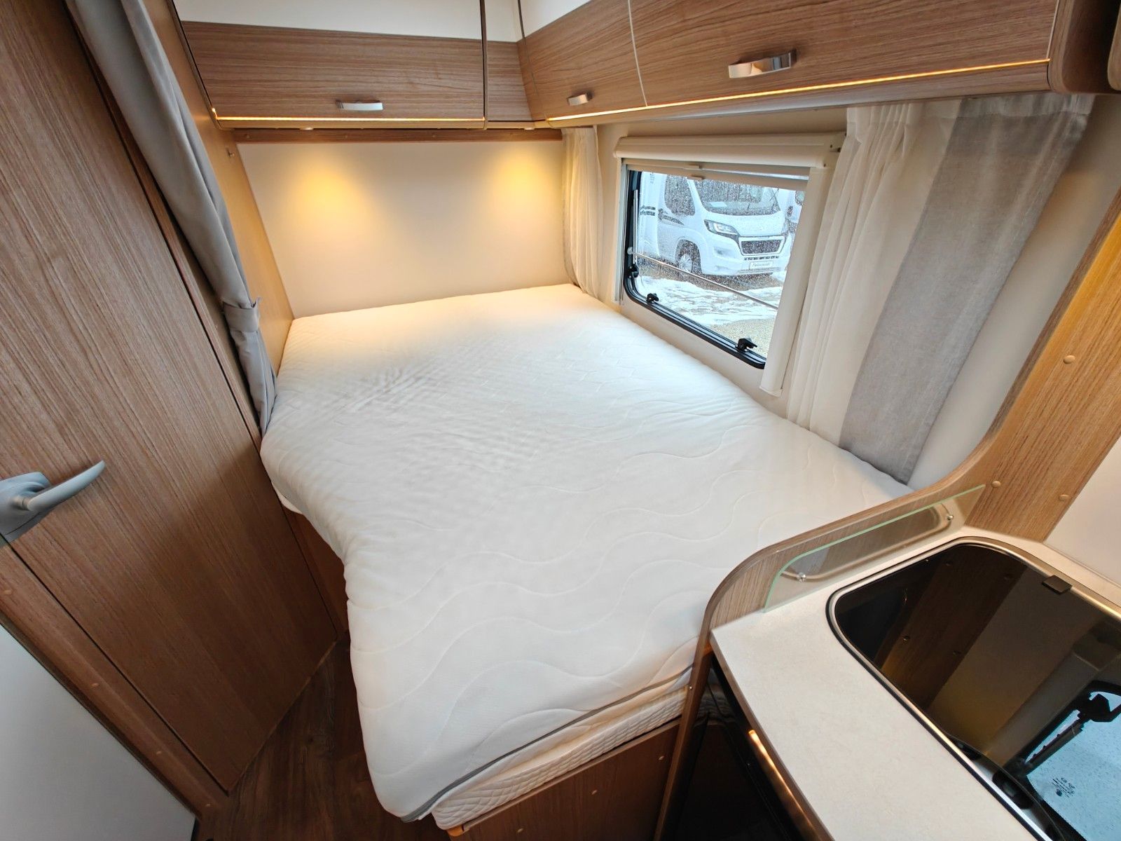 Fahrzeugabbildung Carado T-348 - Automatik, SAT, TV, 2x Solar, Hubbett -