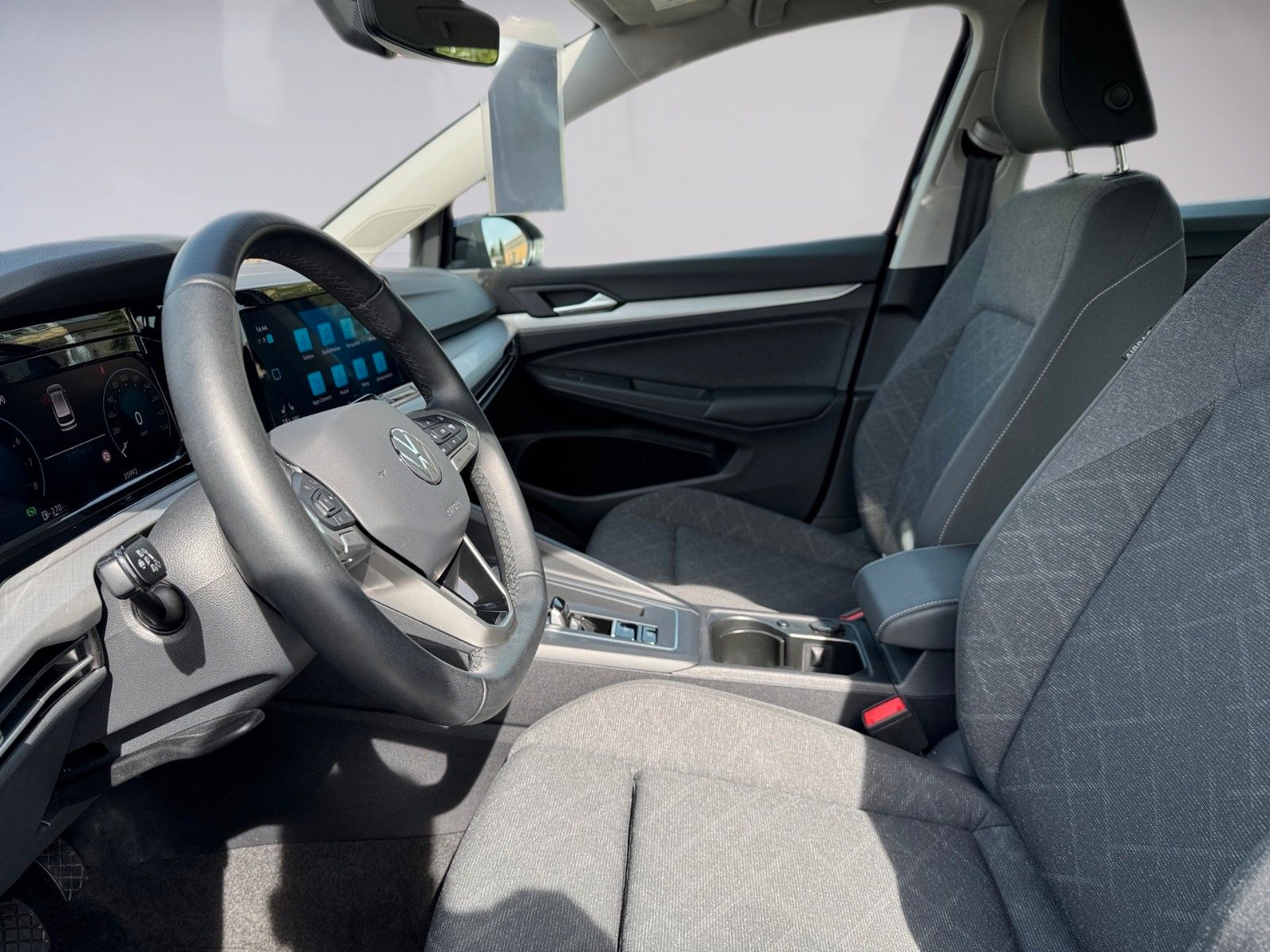 Fahrzeugabbildung Volkswagen Golf VIII Variant Life 1.0 eTSI