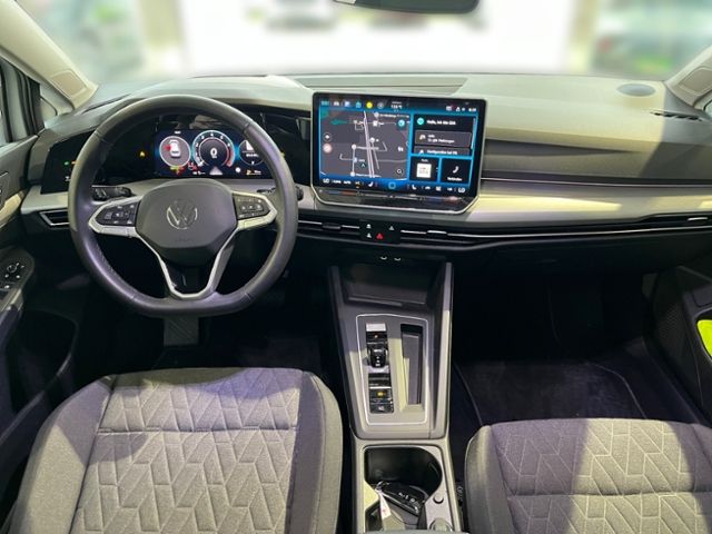 Fahrzeugabbildung Volkswagen Golf 1.5 eTSI DSG LIFE PANORAMA NAVI GJR HUD
