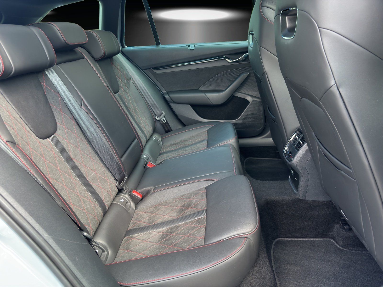 Fahrzeugabbildung SKODA Octavia Combi RS Final Edition 2,0 TDI 147 kW DS