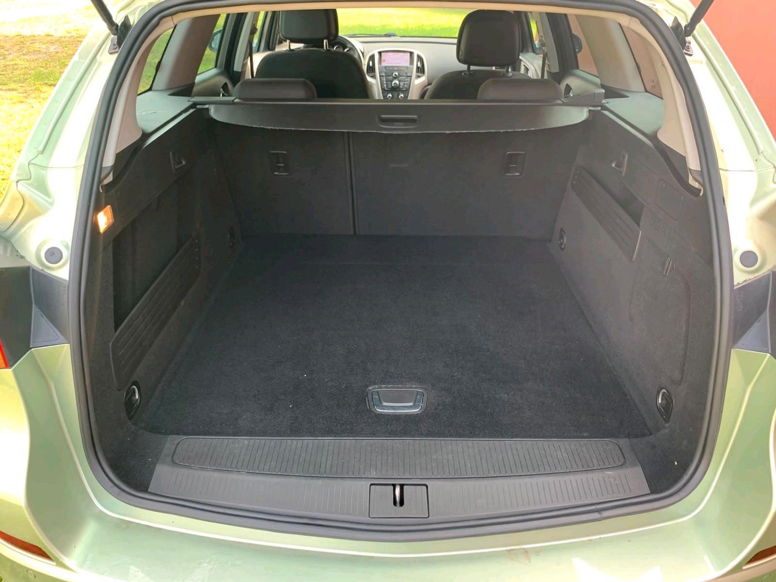 Opel Astra 2011 — photo 15