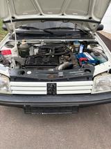 Peugeot Oldtimer Peugeot 205 - Peugeot 205 mit Benzin-Antrieb: Kleinwagen