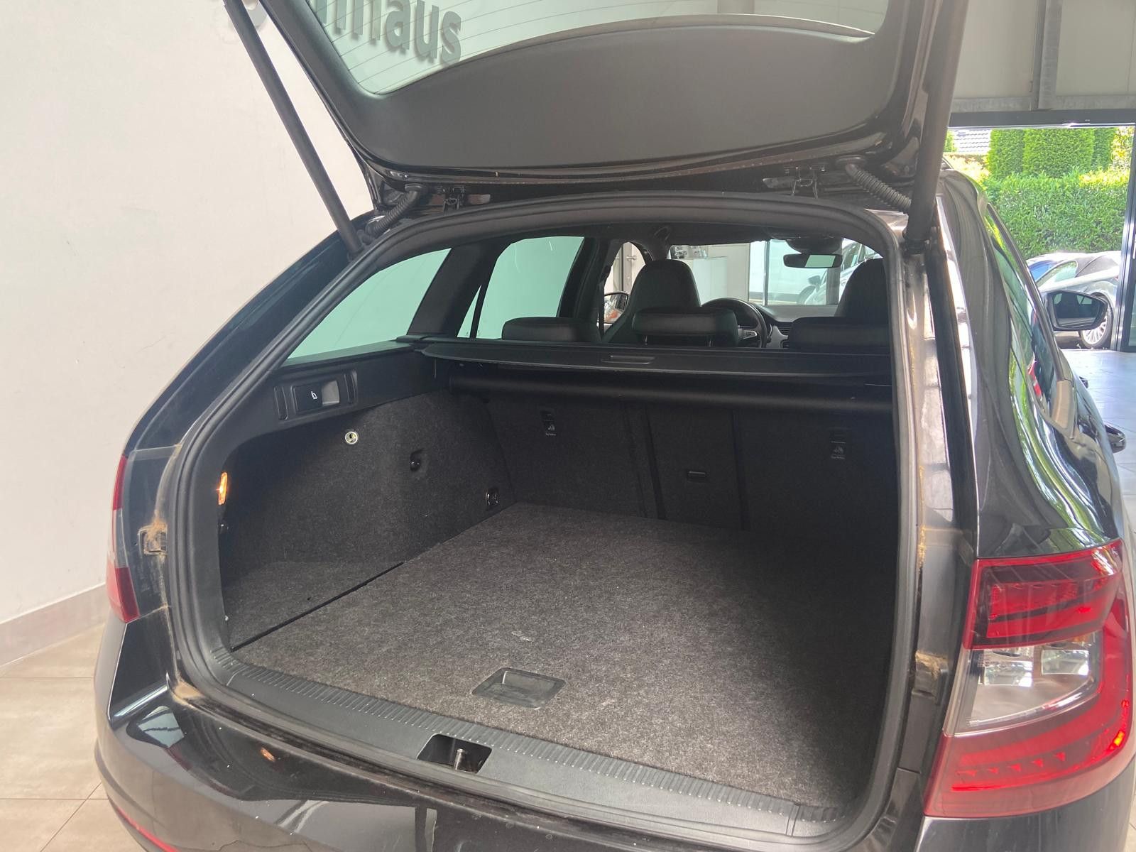 Skoda Octavia Combi RS 4x4 DSG LED Navi Kamera AHK foto 6