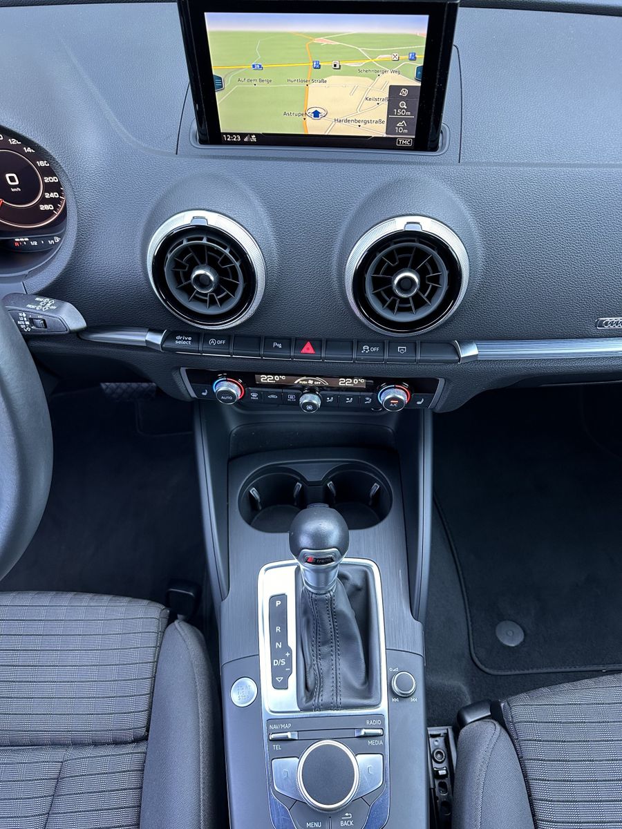 Fahrzeugabbildung Audi A3 SpB 35 TFSI S-Line Black NAV+LED+AHK+DIGDISPL