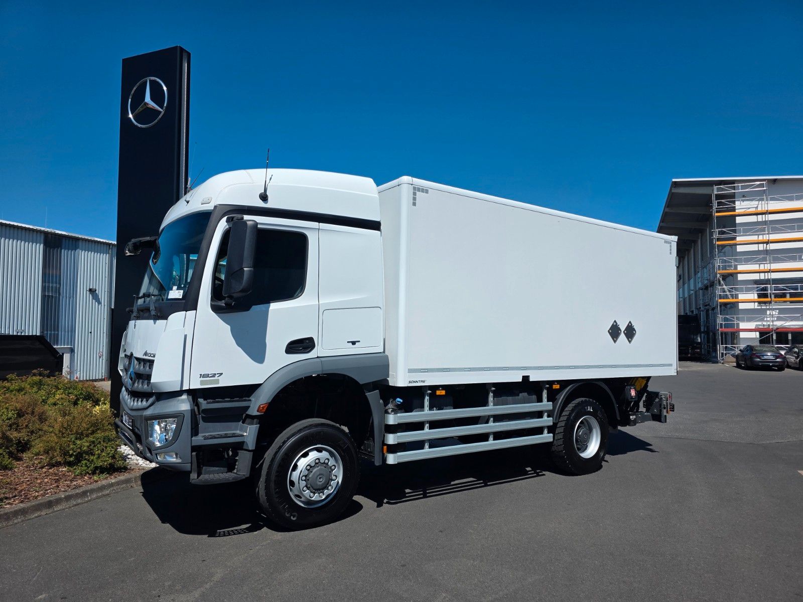 Fahrzeugabbildung Mercedes-Benz Arocs 1827 A 4x4 LBW Tür+Treppe Schalter