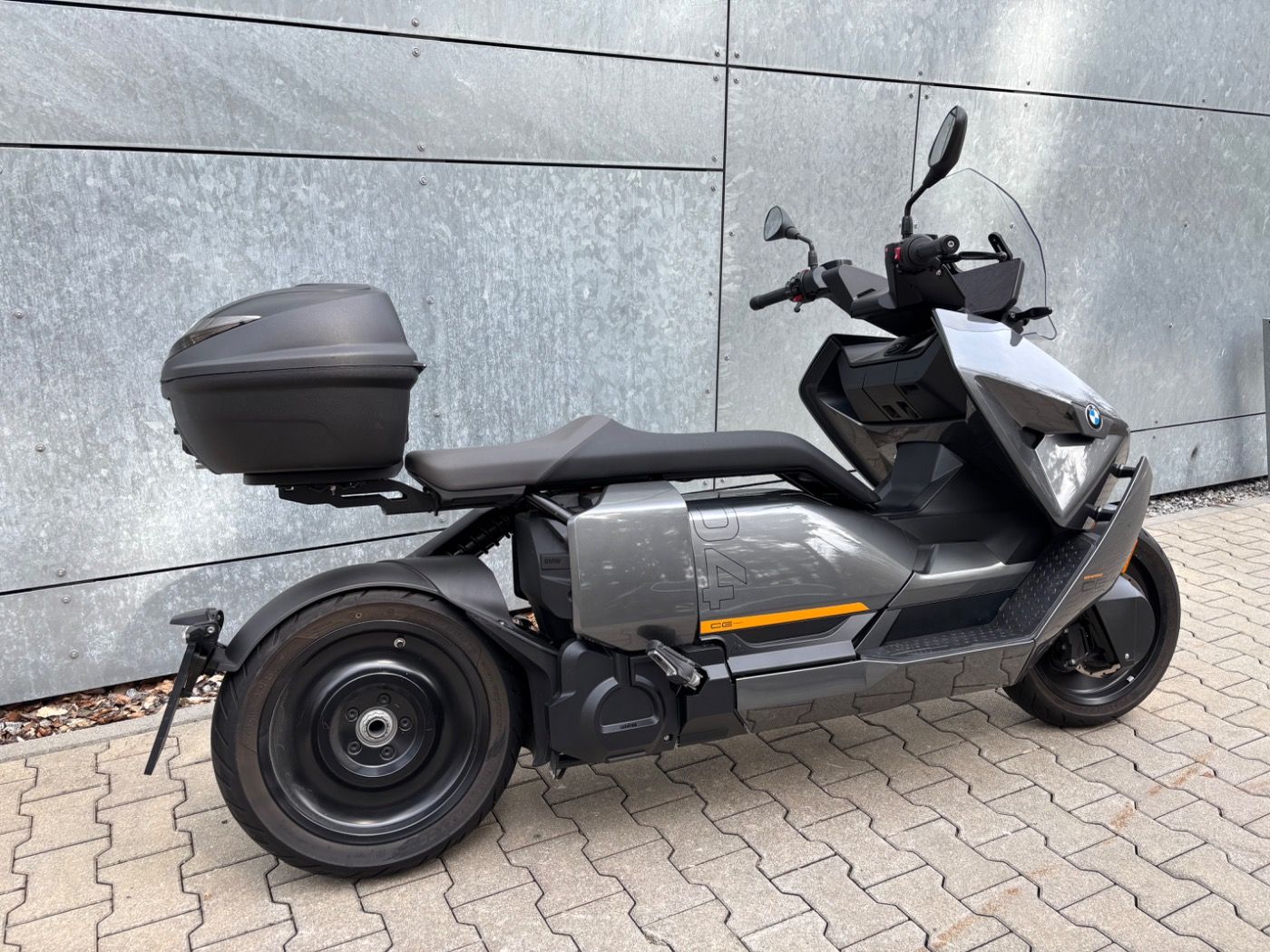 Fahrzeugabbildung BMW CE 04 Avantgarde mit Topcaseträger
