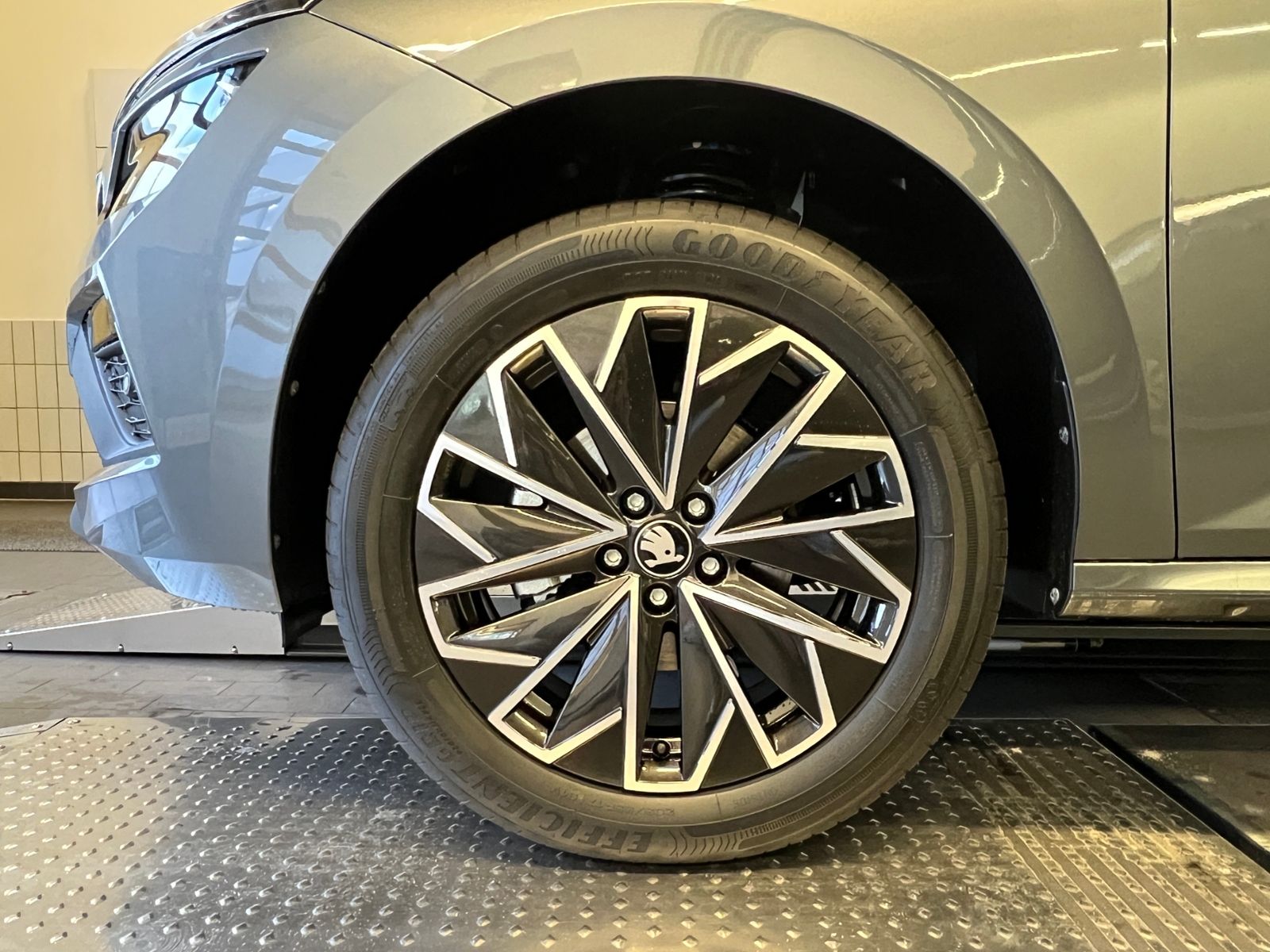 Fahrzeugabbildung SKODA Kamiq DRIVE 1.0 TSI DSG *AHK,Black-Paket*