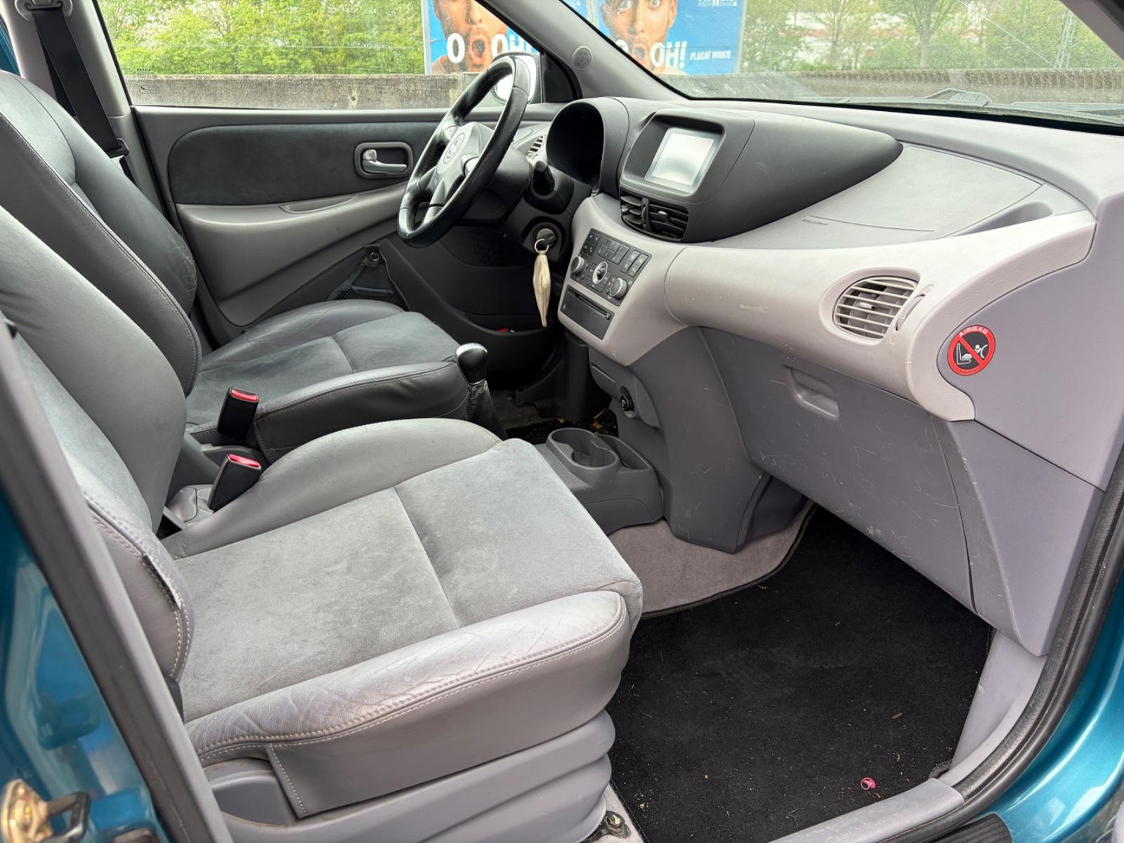 Nissan Almera 2005 — photo 9
