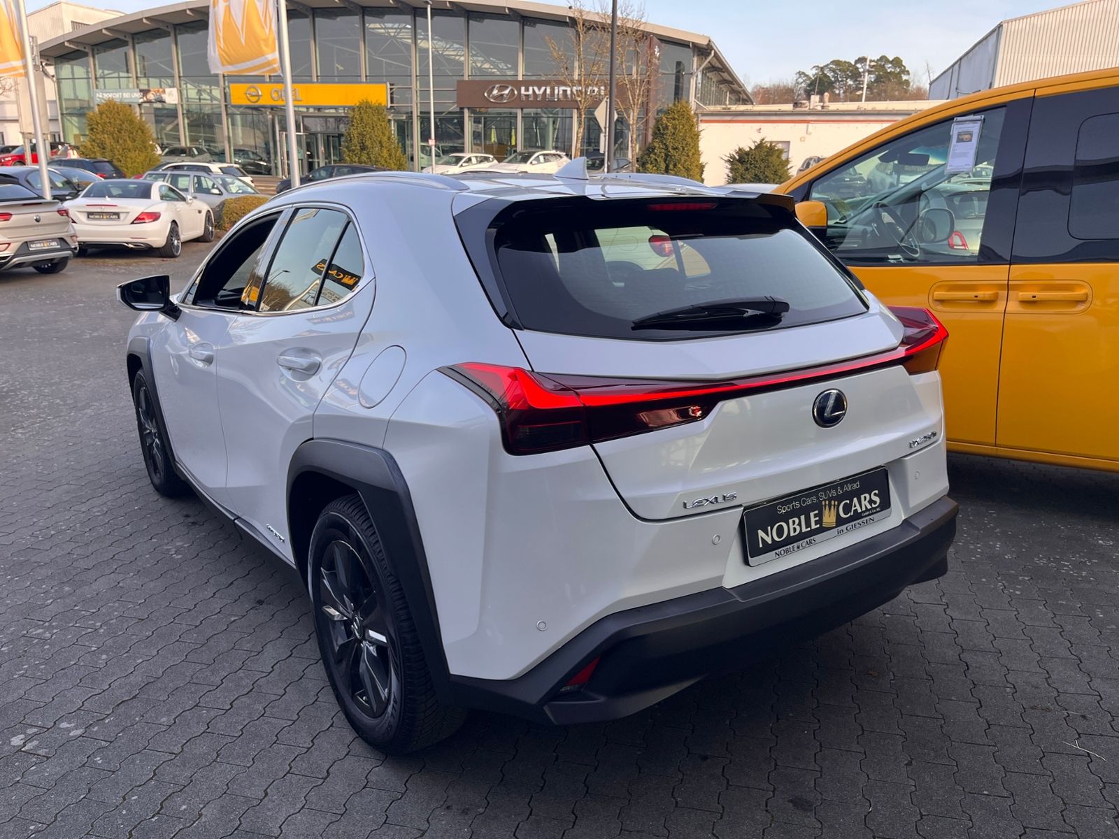 Fahrzeugabbildung Lexus UX 250 h Launch Edition LED NAV SHZ RFK