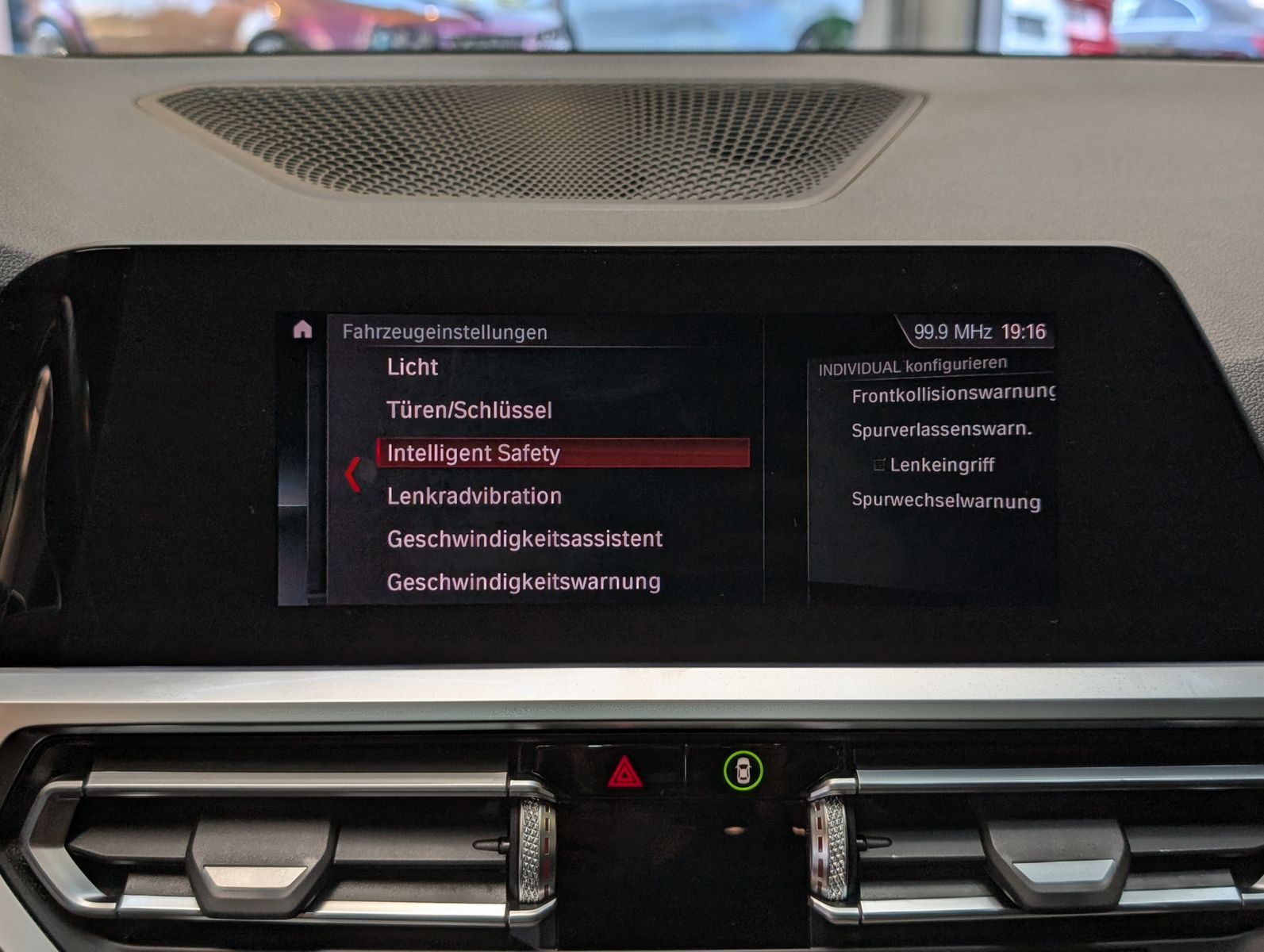 Fahrzeugabbildung BMW 320 i M Sport Navi Shadow*HUD*LED*TEMPO*PANO*AHK