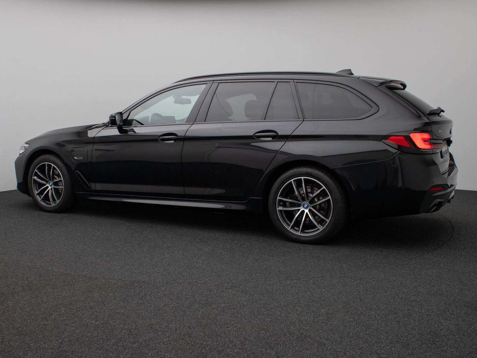 Fahrzeugabbildung BMW 530e xD M Sport Panorama HUD DAB H/K PDC AHK