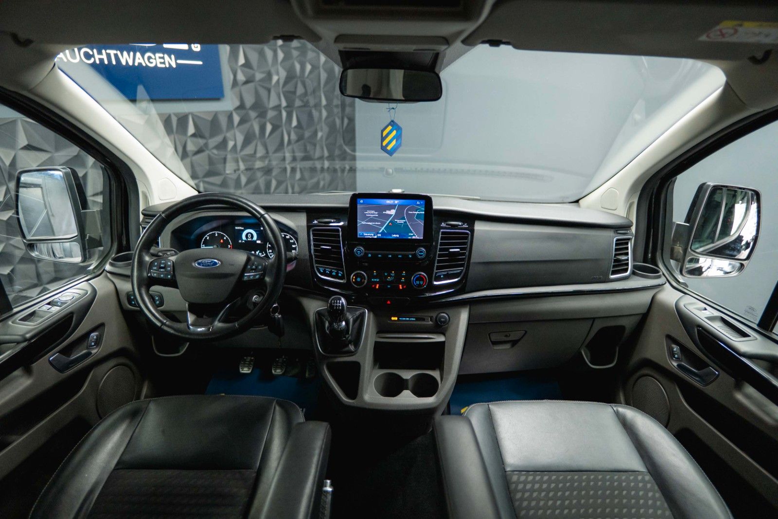 Fahrzeugabbildung Ford Tourneo Custom 320 L2 Sport | 8Sitze | ACC | LED