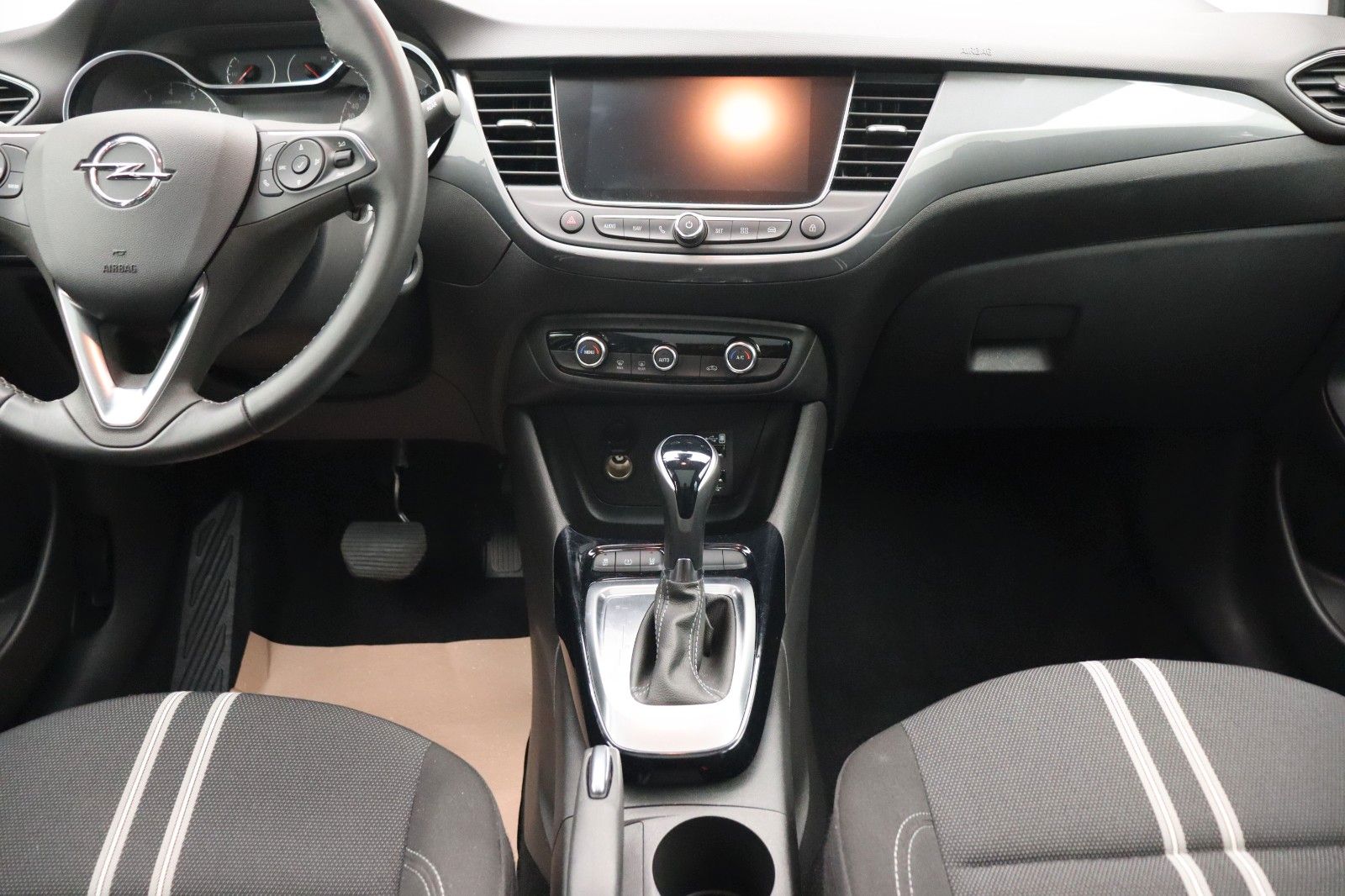 Fahrzeugabbildung Opel Crossland 1.2 Elegance PANO LED NAVI