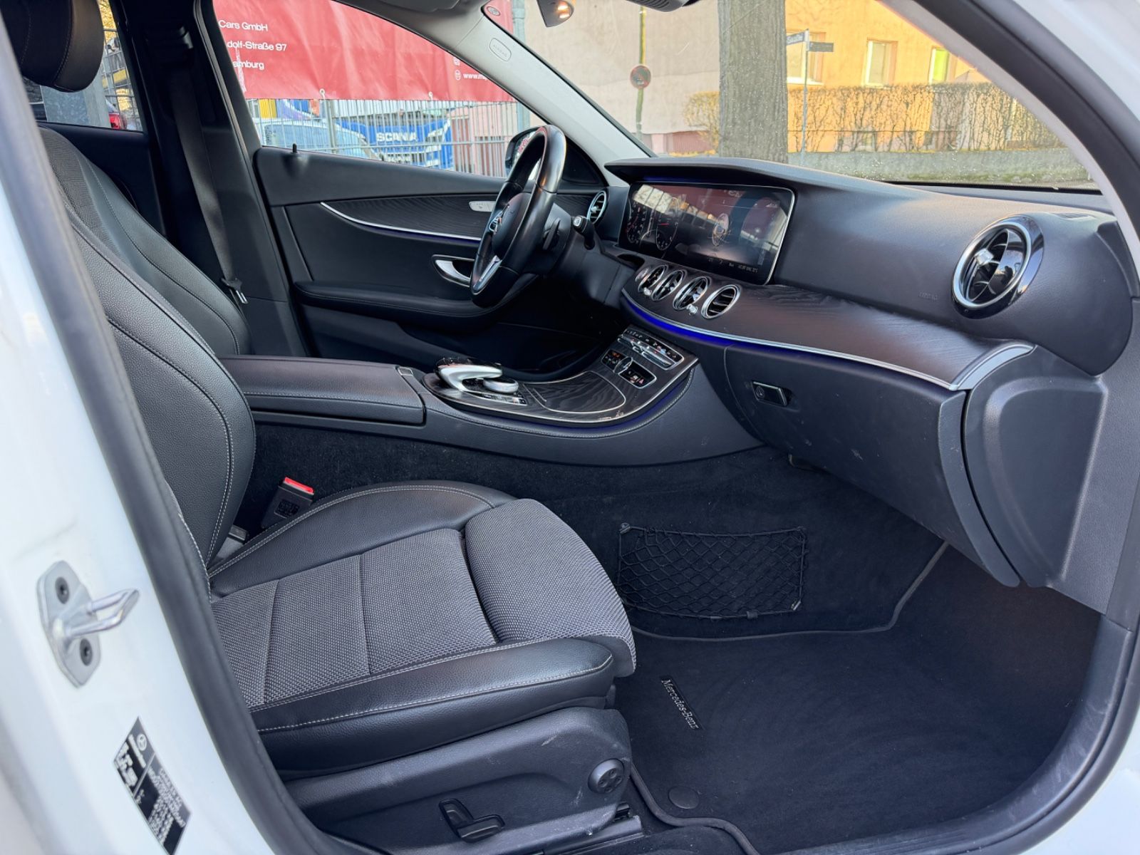 Fahrzeugabbildung Mercedes-Benz E 220 4Matic*MULTIBEAM*360°KAMERA*WIDESCREEN*PDC