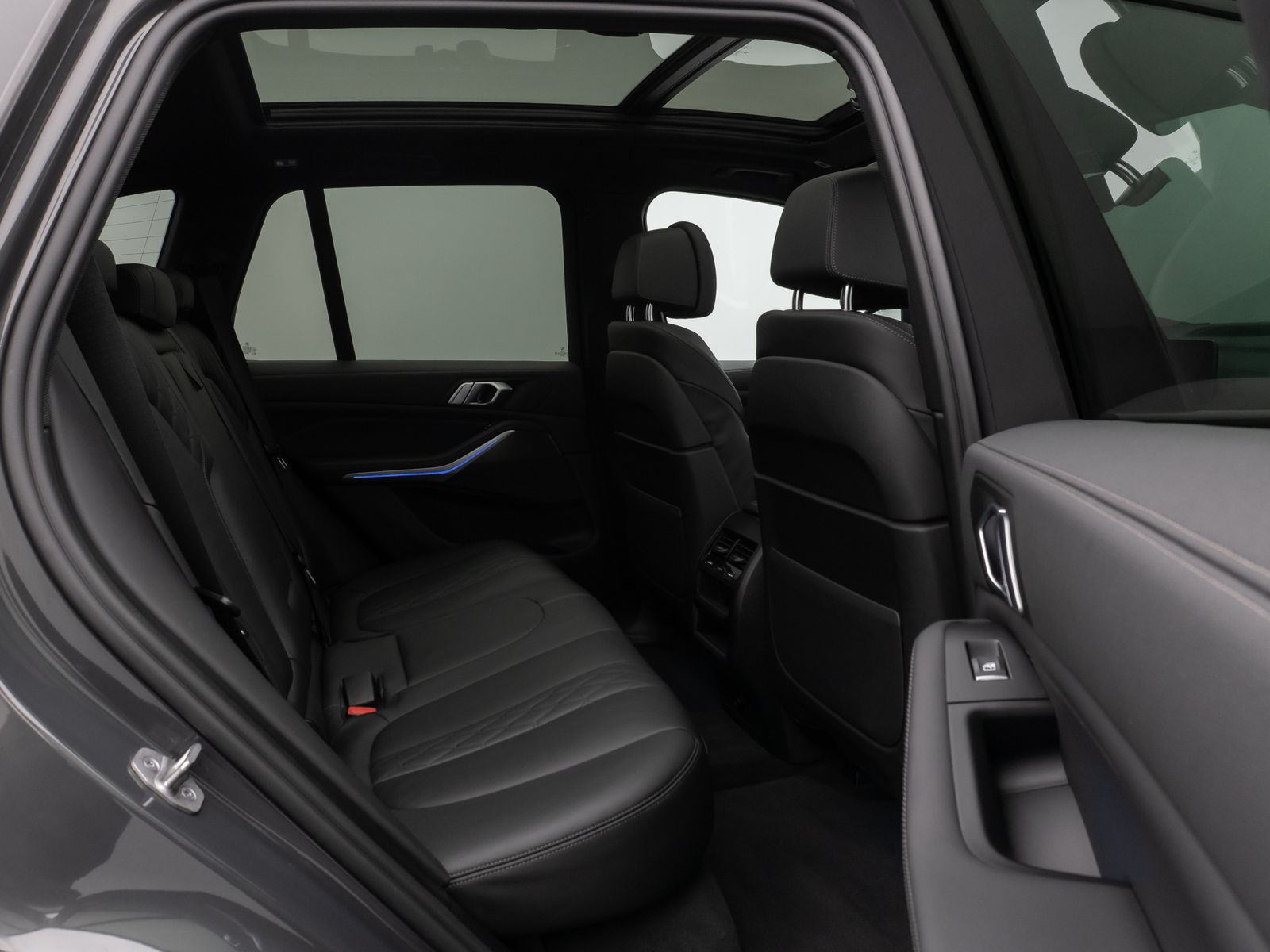 Fahrzeugabbildung BMW X5 M50i Panoram 360°HUD DAB HiFi Massage AHK 22"