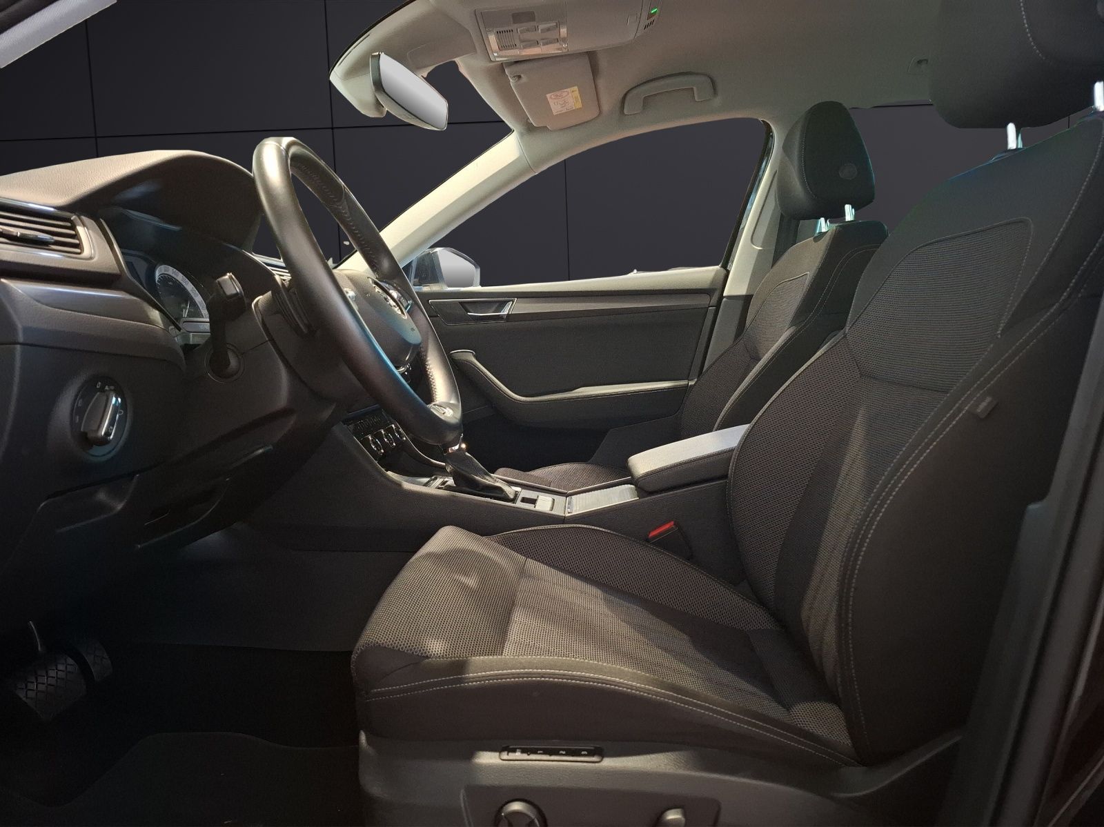 Fahrzeugabbildung SKODA Superb Combi TDI Style DSG Matrix Navi PDC SH LM