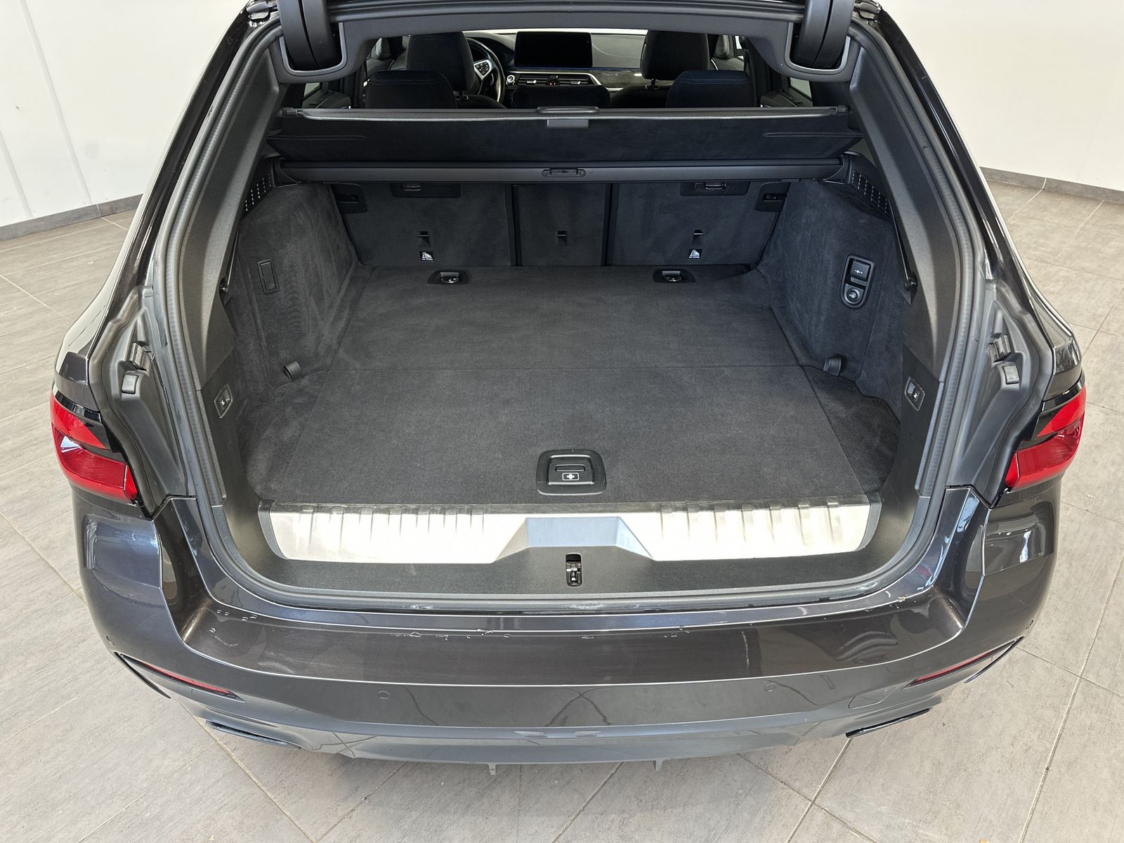 Fahrzeugabbildung BMW 530e Touring xDrive M-Sport NAV+LED+AHK+ACC+H&K