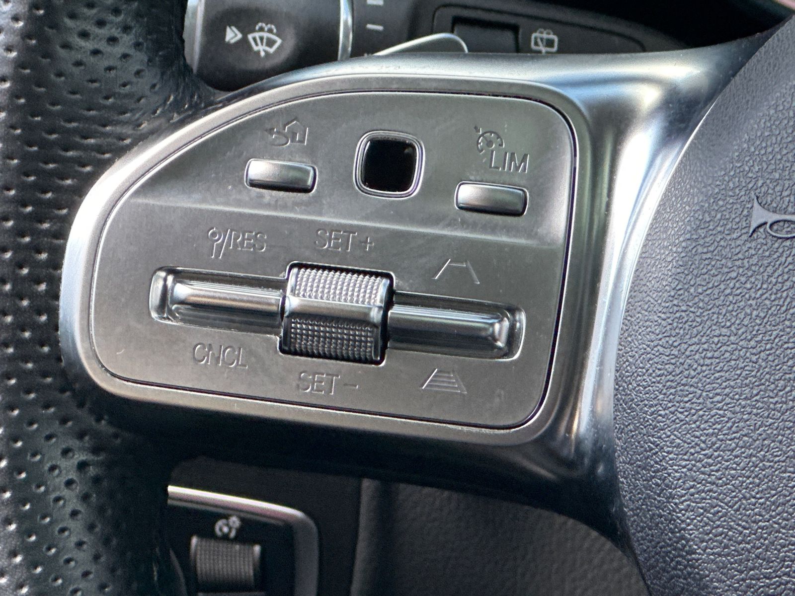 Fahrzeugabbildung Mercedes-Benz GLC 300de AMG-Line 4MATIC NAV+LED+AHK+KAM
