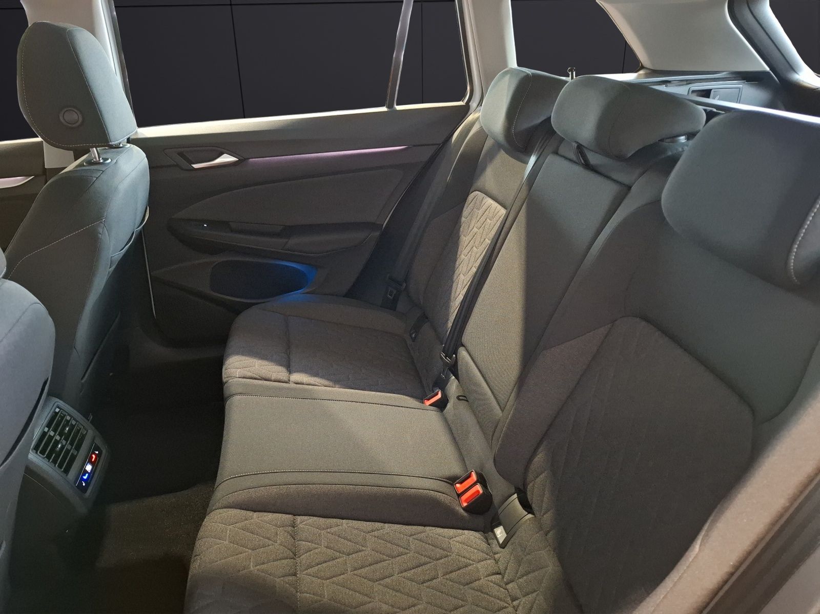 Fahrzeugabbildung Volkswagen Golf VIII Variant TSI Life Standhzg. LED Navi HU