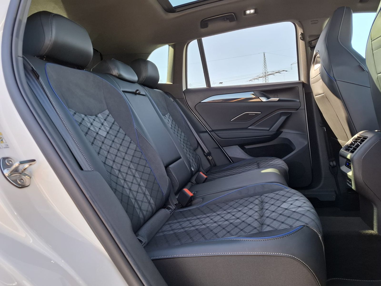 Fahrzeugabbildung Volkswagen Tiguan 2.0 TDI 4M R-Line BLACK*PAN*HK*AHK*MATRIX