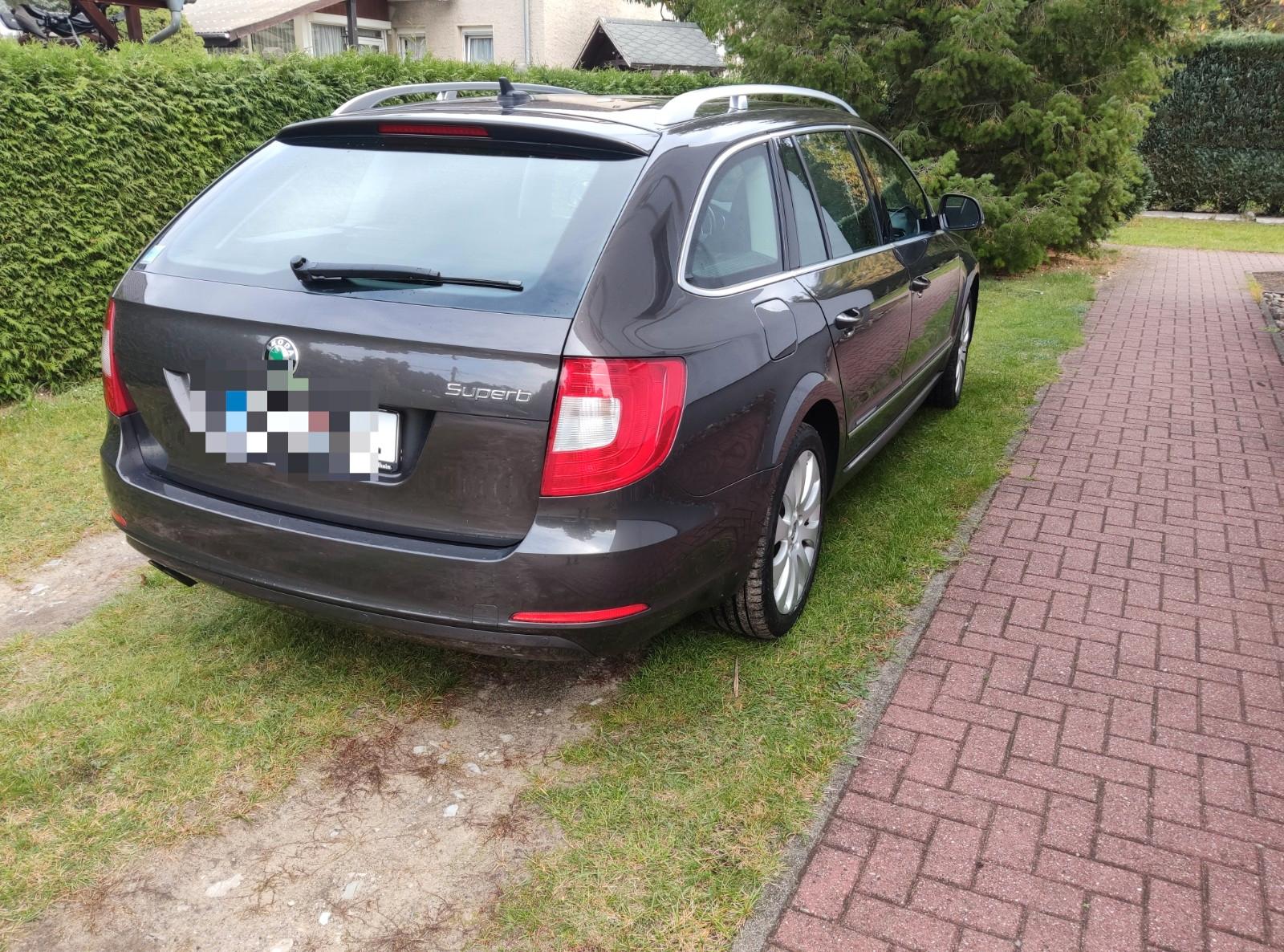 Skoda Superb 2011 — rear view
