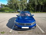 Volkswagen Passat Variant R-Line/Bremsen neu/Scheckh/Matrix - Volkswagen Passat Variant: Von Privat