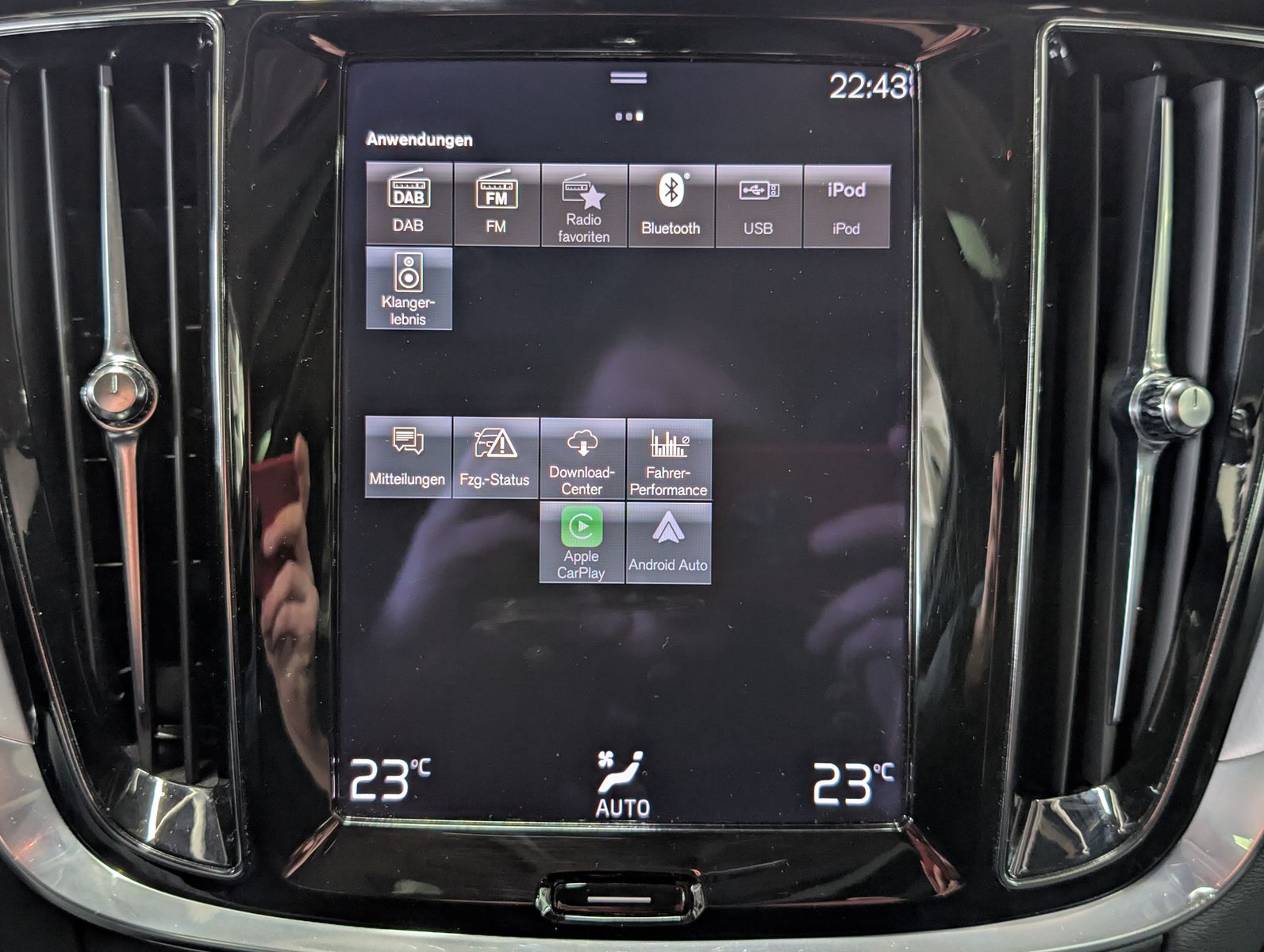 Fahrzeugabbildung Volvo V60 PANO H&K LED APP KAM VIRT 17" AHK-VORB. PERL