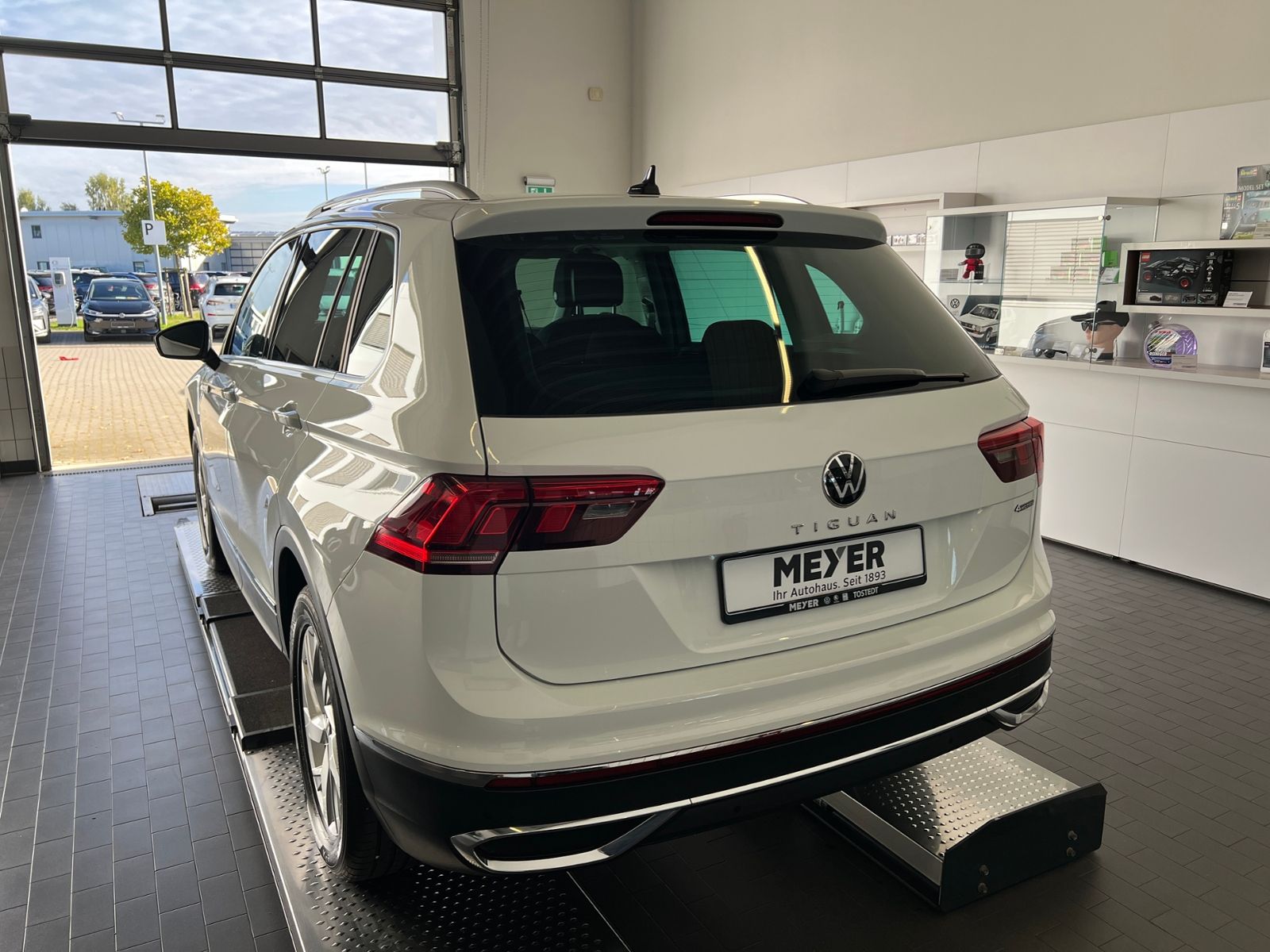 Fahrzeugabbildung Volkswagen Tiguan Elegance 2.0 TSI DSG 4MOTION *AHK, Matrix